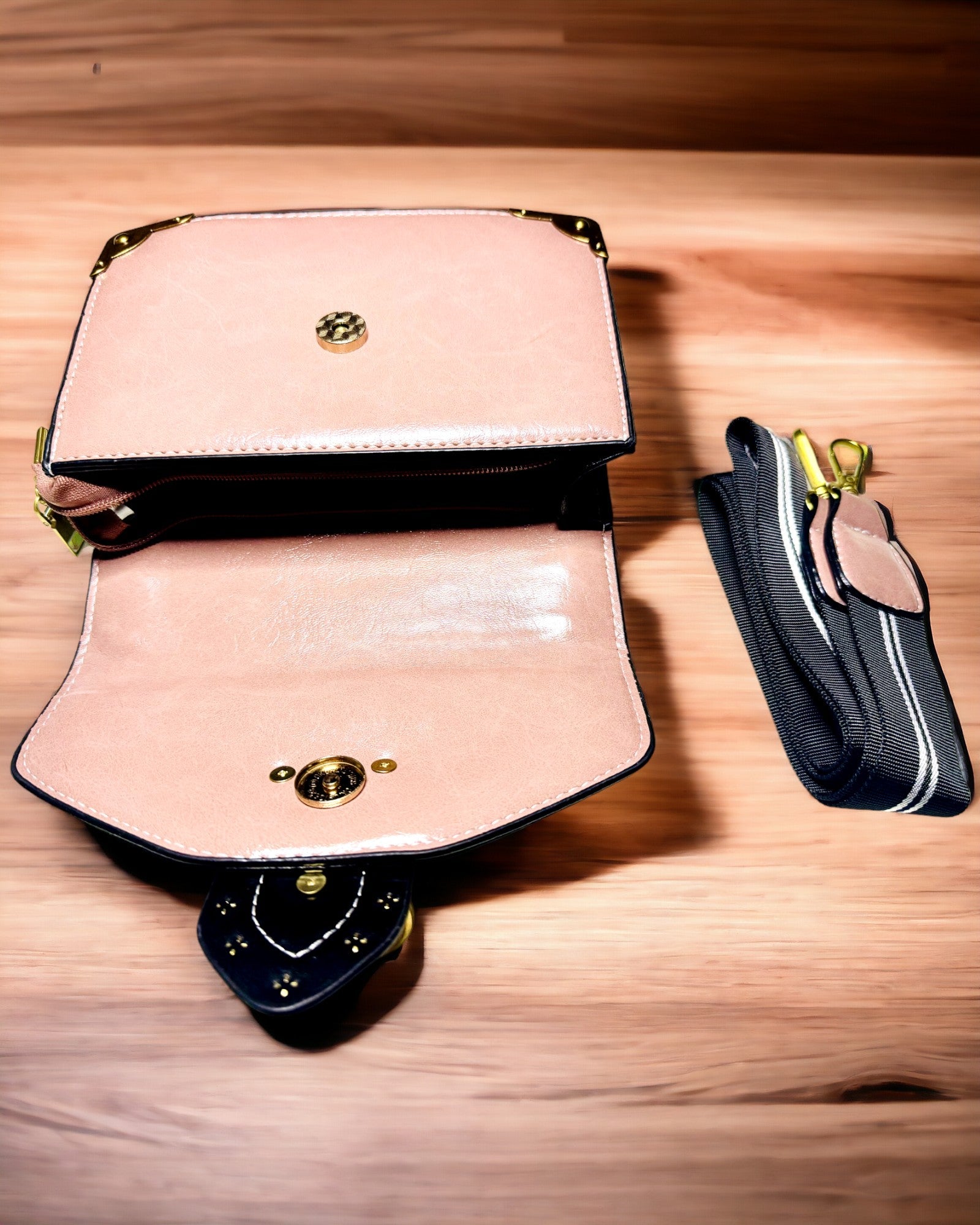 Vierkante Lichtpaarse Schoudertas met Leeuwenmotief – Elegante Handtas van Getextureerd PU-leer. Personalisatie met gravure