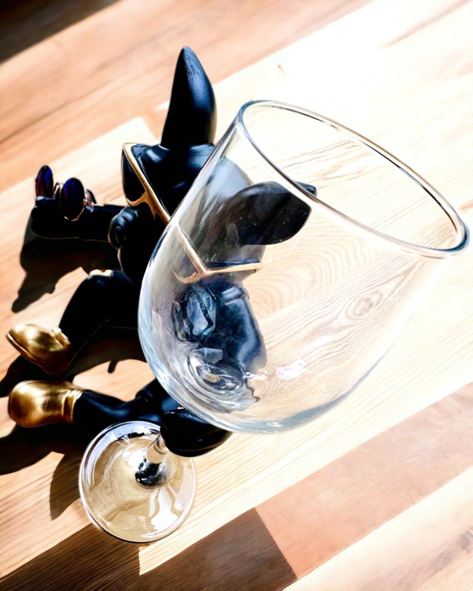 Exclusief Beeldje "Stijlvolle Bulldog", kleur zwart, houder voor wijnglas of champagneglas, personalisatie met gravure
