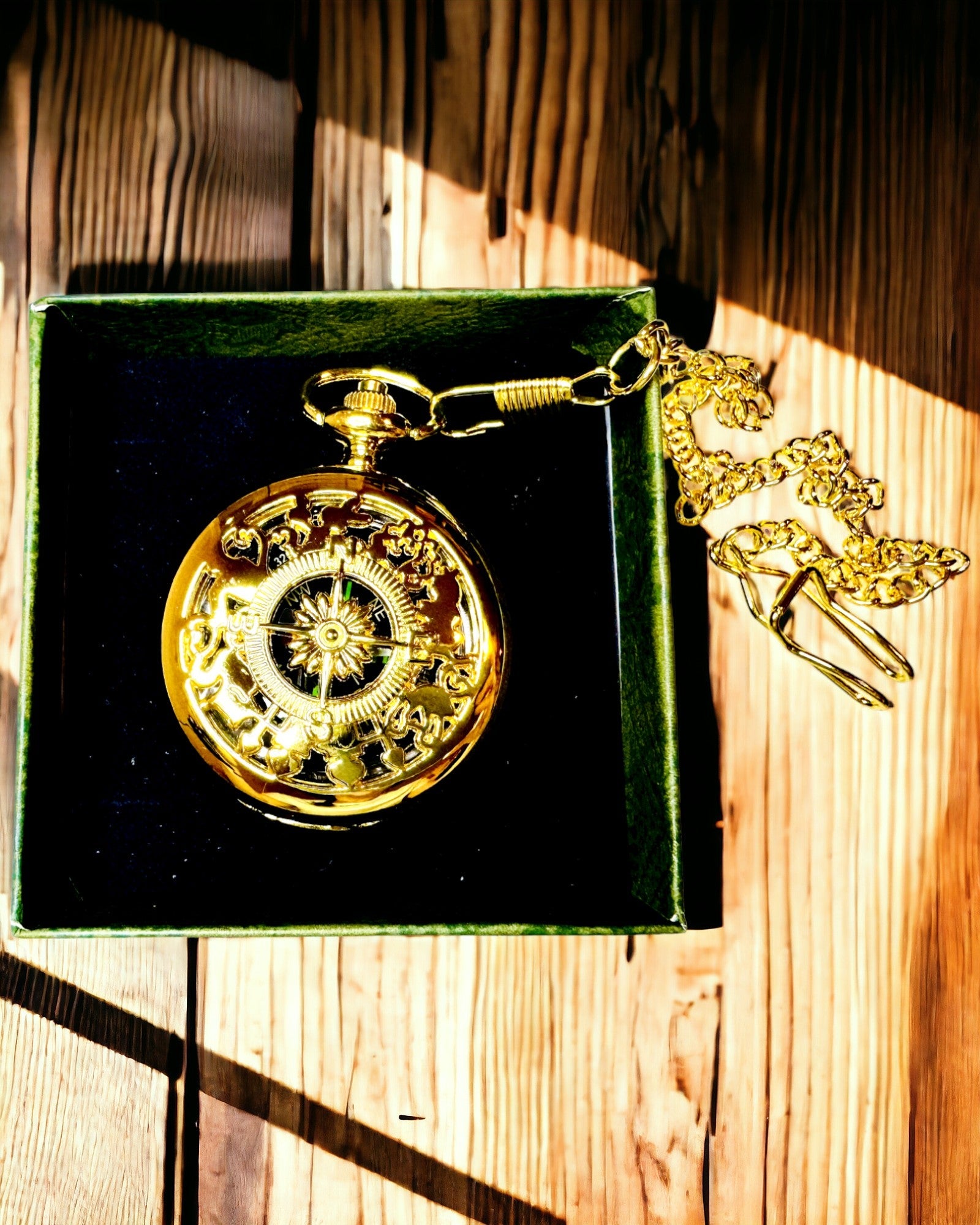 Vintage Stijl Navigatiekompas in Goudkleur met Decoratief Ontwerp – Uitrusting voor Bergavonturen en Ontdekkingen. Personalisatie met Gravure