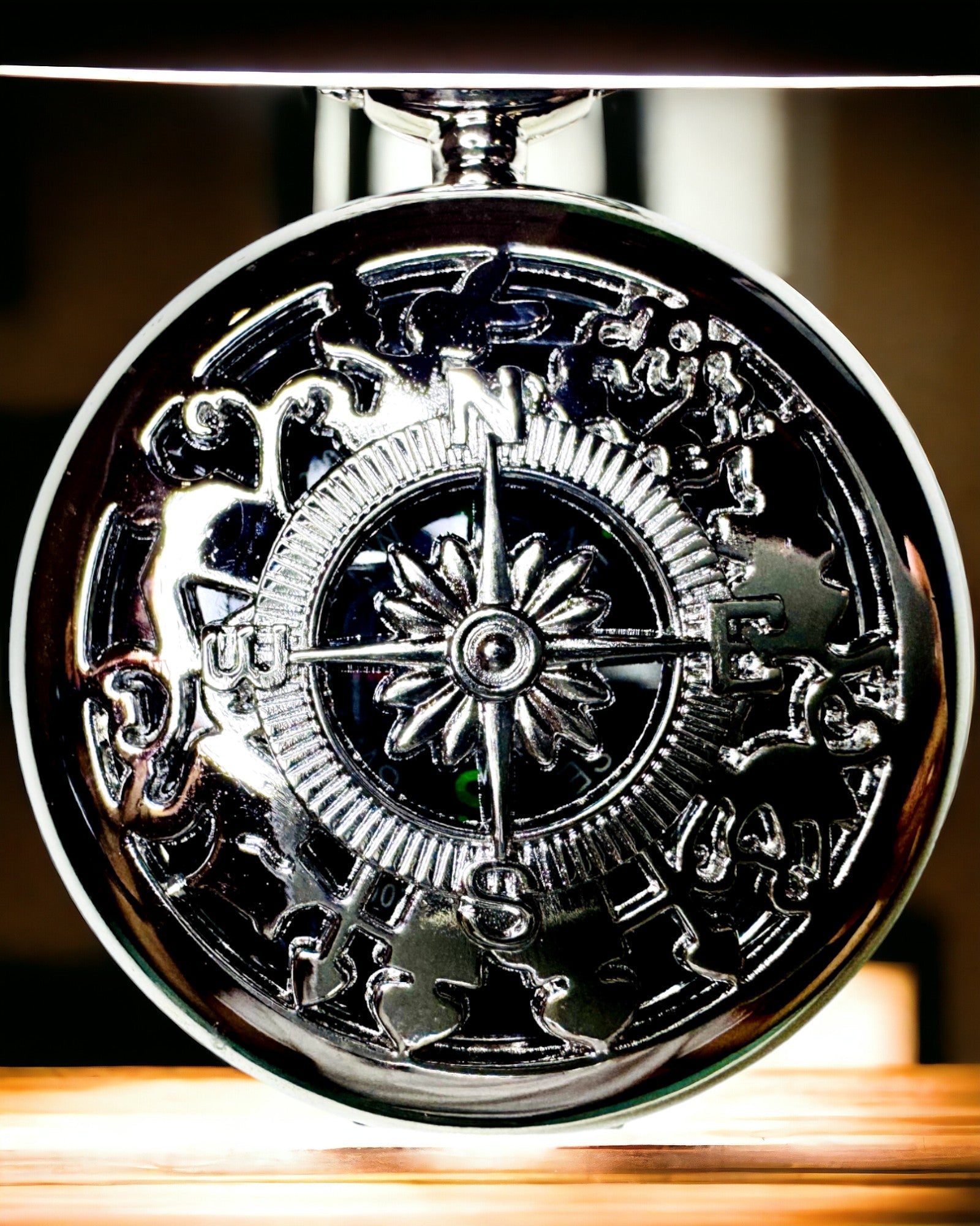 Zakkompas Zilver in Retro Stijl met Opengewerkt Patroon – Elegant en Praktisch. Gravure