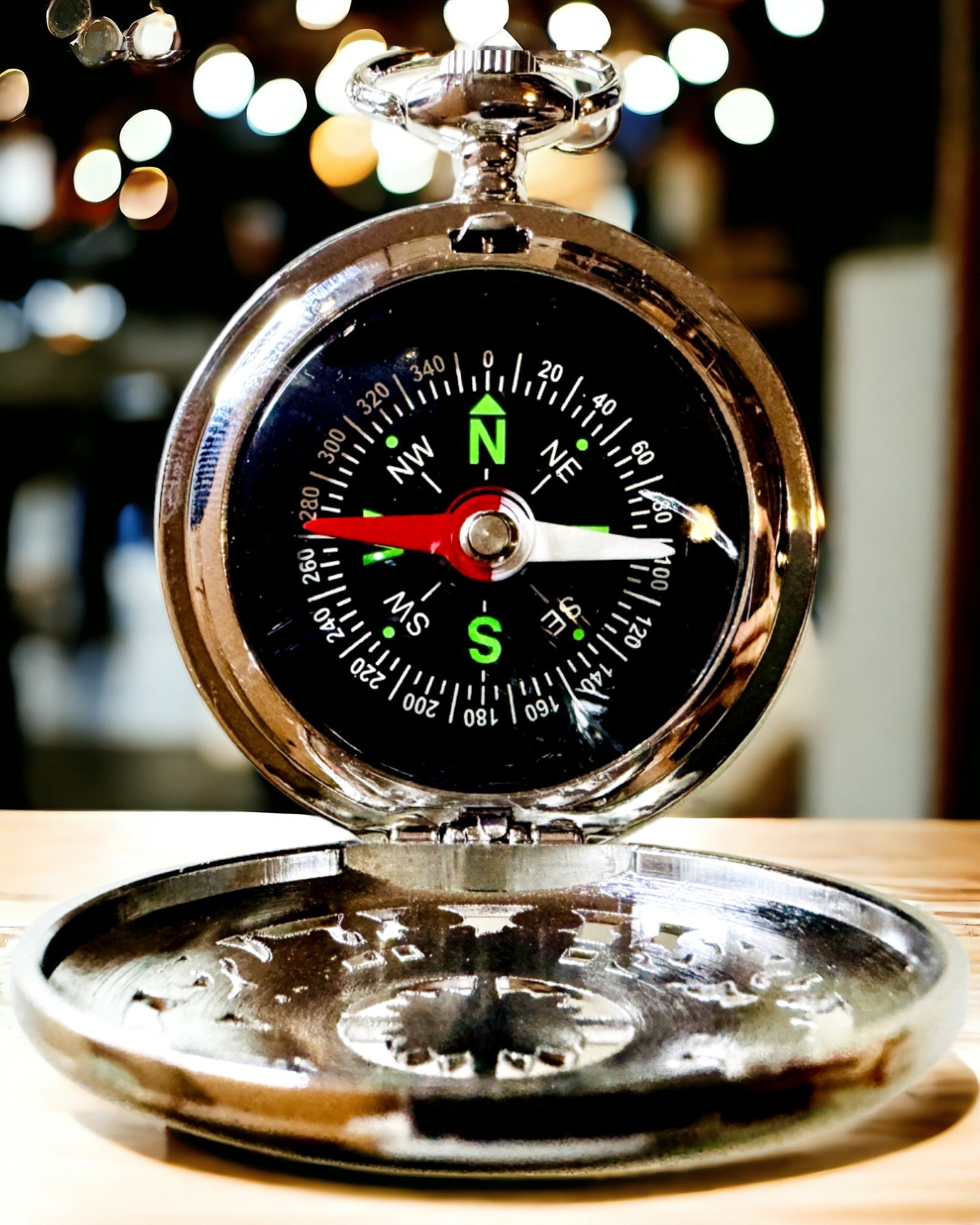 Zakkompas Zilver in Retro Stijl met Opengewerkt Patroon – Elegant en Praktisch. Gravure