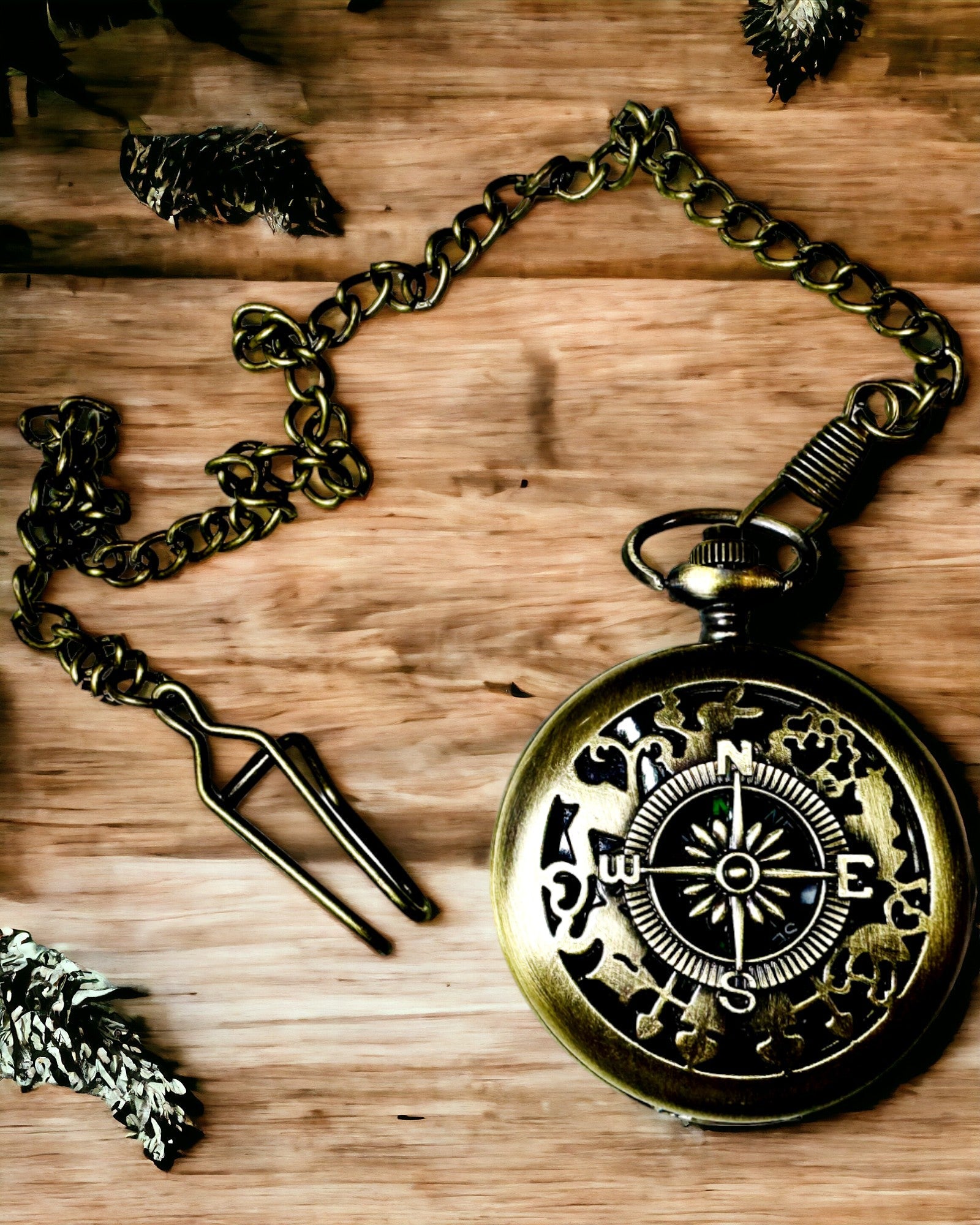 Antieke Brons-gouden Zakkompas met Opengewerkt Patroon – Perfect voor Ontdekkingsreizigers en Retro-liefhebbers. Personalisatie met Gravure