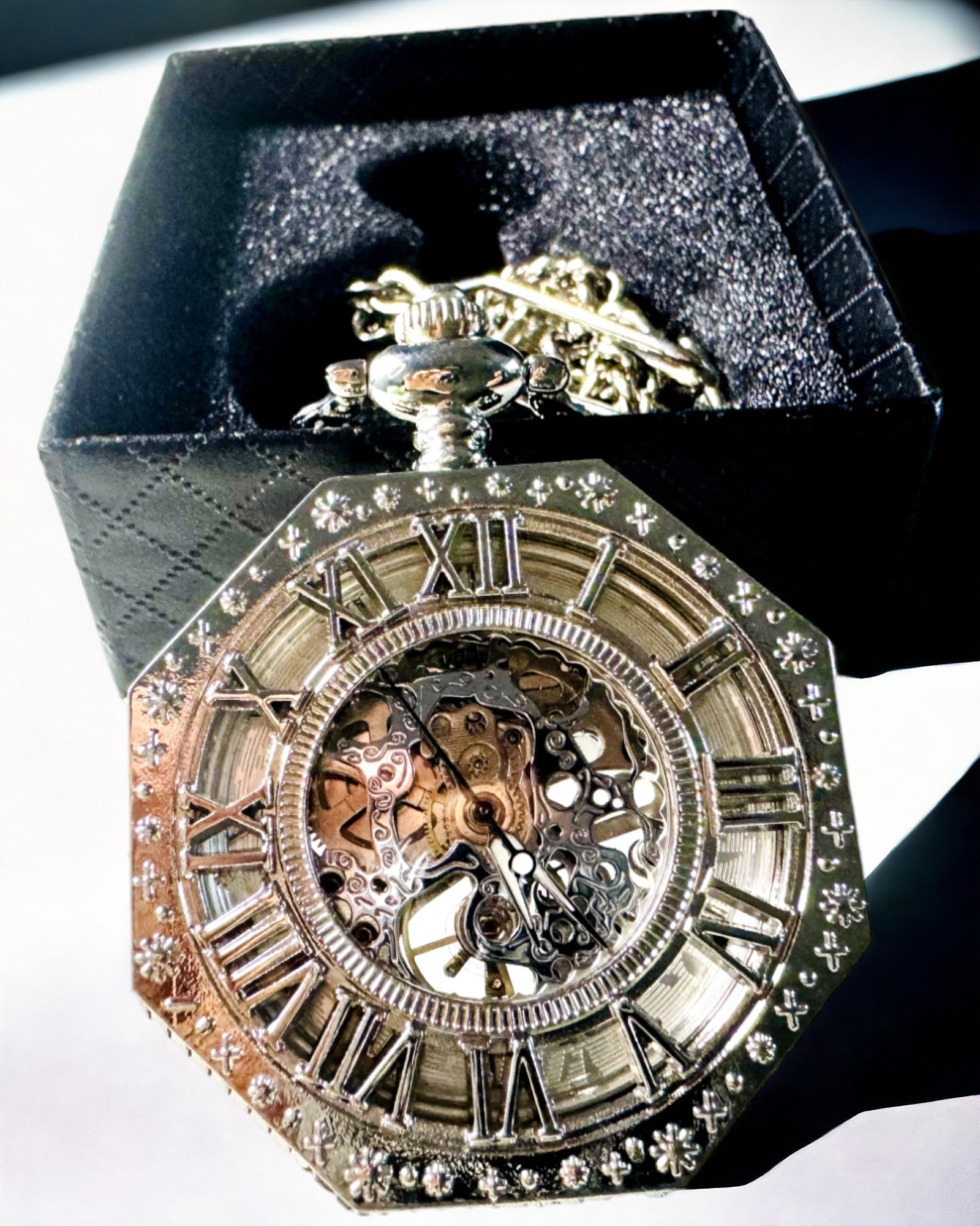 Klassieke zilverkleurige Achtkantige Mechanische Zakhorloge met Opengewerkte Wijzerplaat in Steampunk-stijl