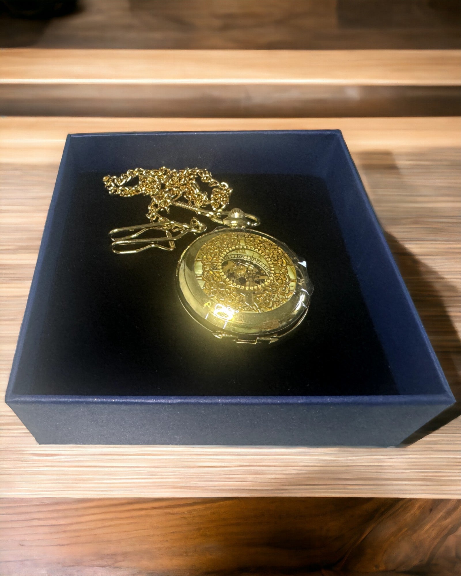 Retro Gesneden Zakhorloge met Handopwindbaar Mechanisme, Gouden kleur met Romeinse Schaal en Lichtgevende Wijzerplaat, Vintage Stijl