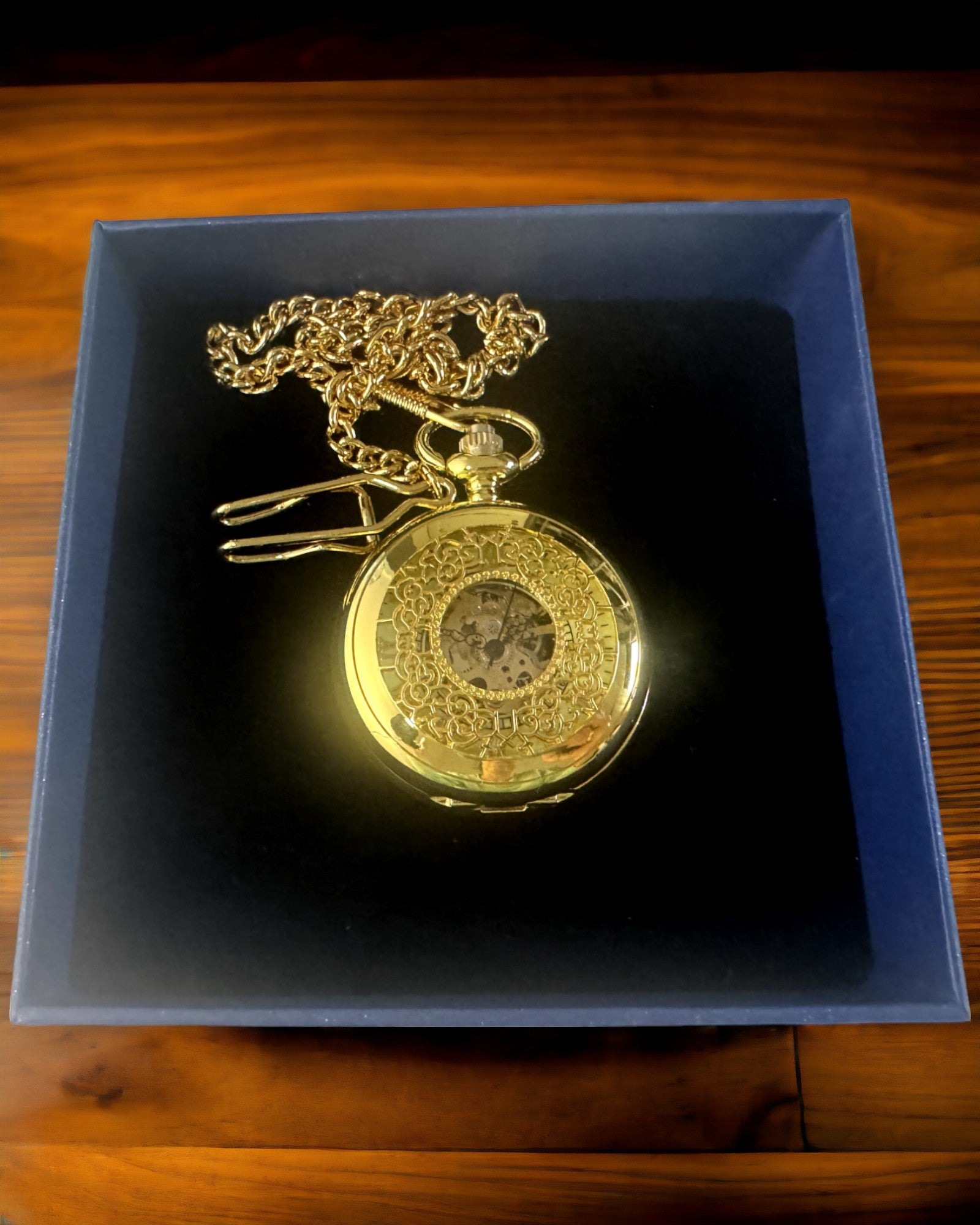 Retro Gesneden Zakhorloge met Handopwindbaar Mechanisme, Gouden kleur met Romeinse Schaal en Lichtgevende Wijzerplaat, Vintage Stijl