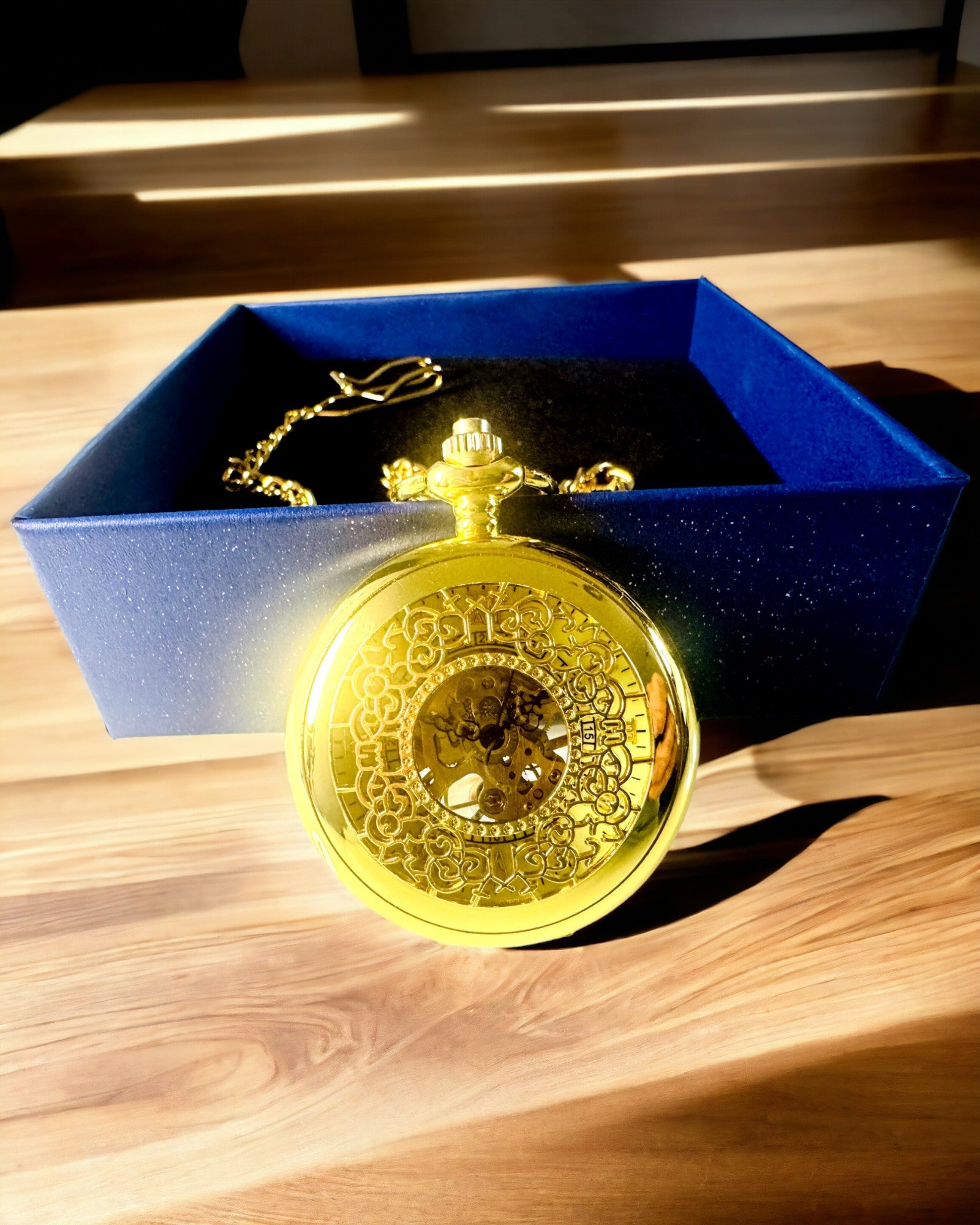 Retro Gesneden Zakhorloge met Handopwindbaar Mechanisme, Gouden kleur met Romeinse Schaal en Lichtgevende Wijzerplaat, Vintage Stijl