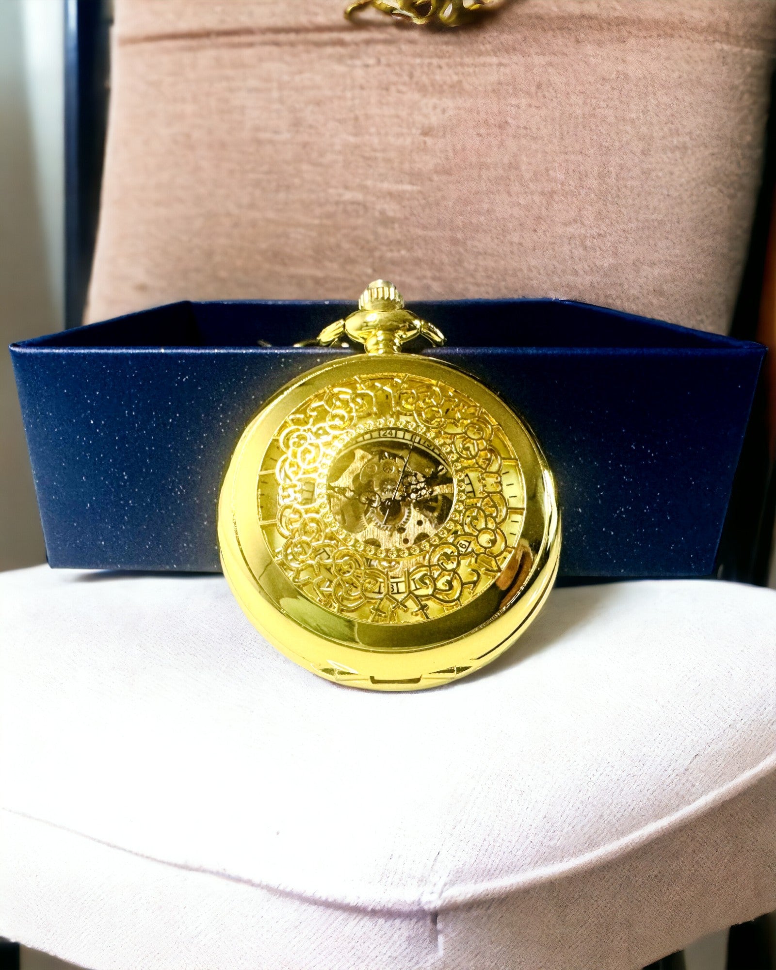 Retro Gesneden Zakhorloge met Handopwindbaar Mechanisme, Gouden kleur met Romeinse Schaal en Lichtgevende Wijzerplaat, Vintage Stijl