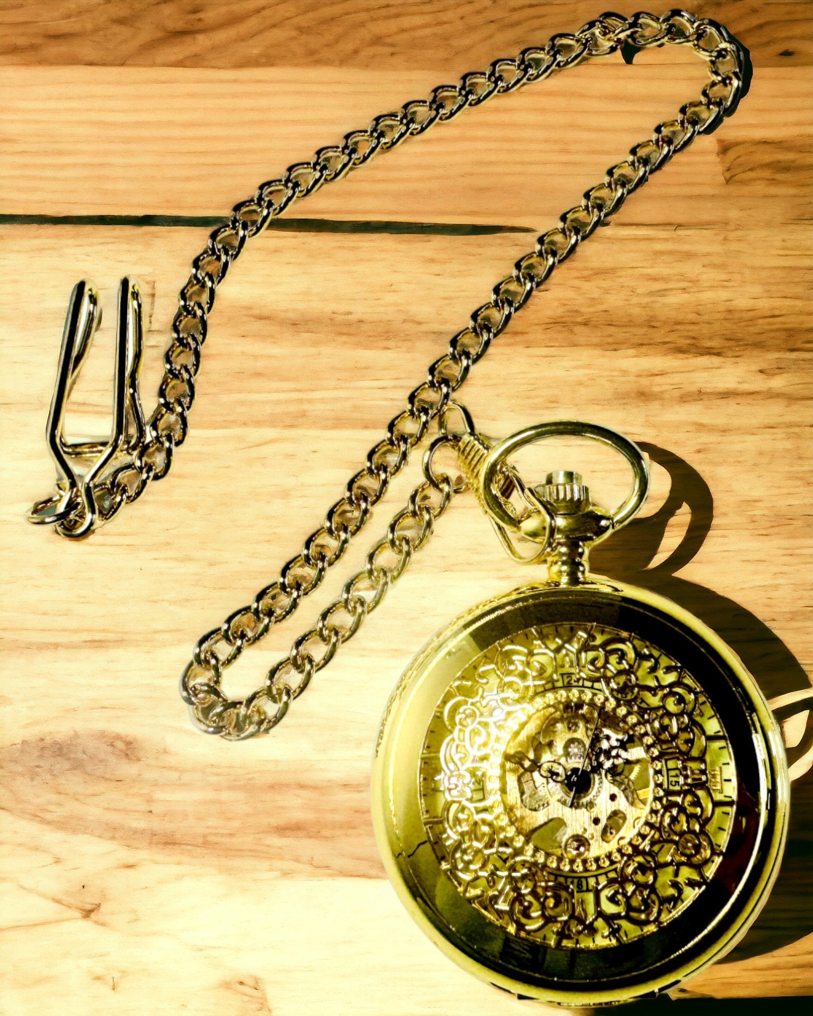 Retro Gesneden Zakhorloge met Handopwindbaar Mechanisme, Gouden kleur met Romeinse Schaal en Lichtgevende Wijzerplaat, Vintage Stijl