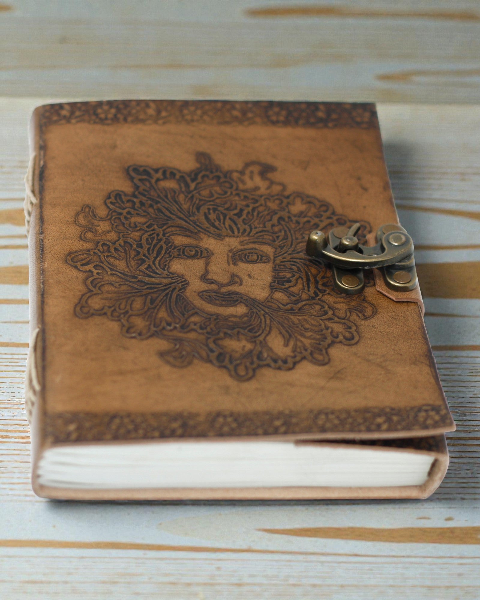 Sylva Spirit – Leren notitieboek Groene Man met metalen sluiting