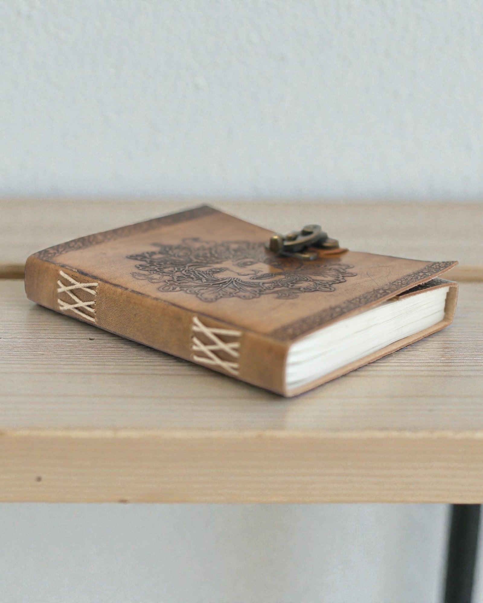 Sylva Spirit – Leren notitieboek Groene Man met metalen sluiting