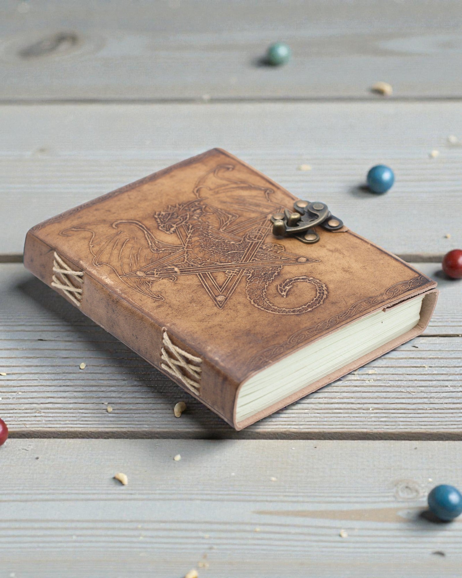 Leren notitieboek Draak, bewaker van legendes – met de hand in reliëf gestempeld 20 × 15 cm