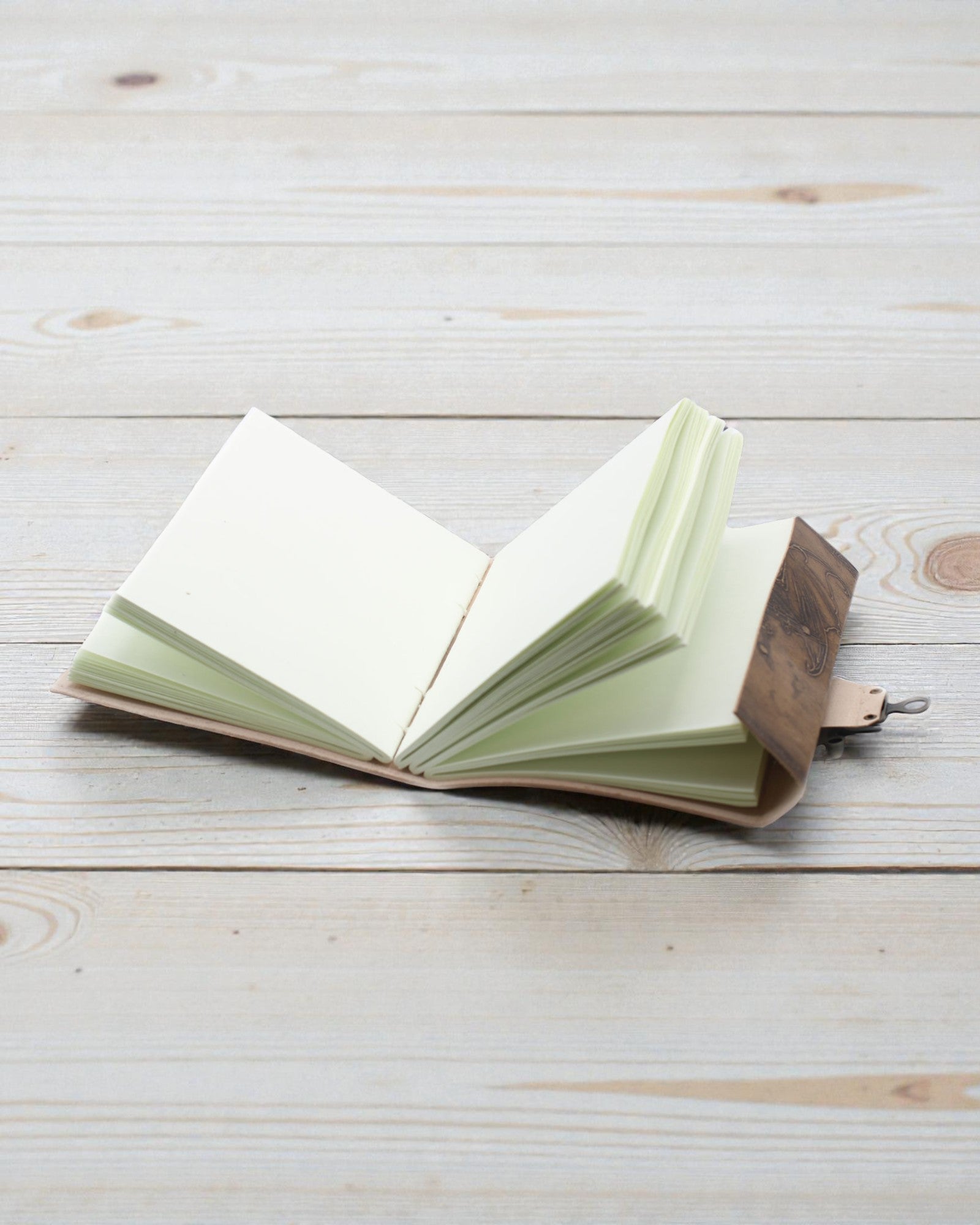 Leren notitieboek Draak, bewaker van legendes – met de hand in reliëf gestempeld 20 × 15 cm