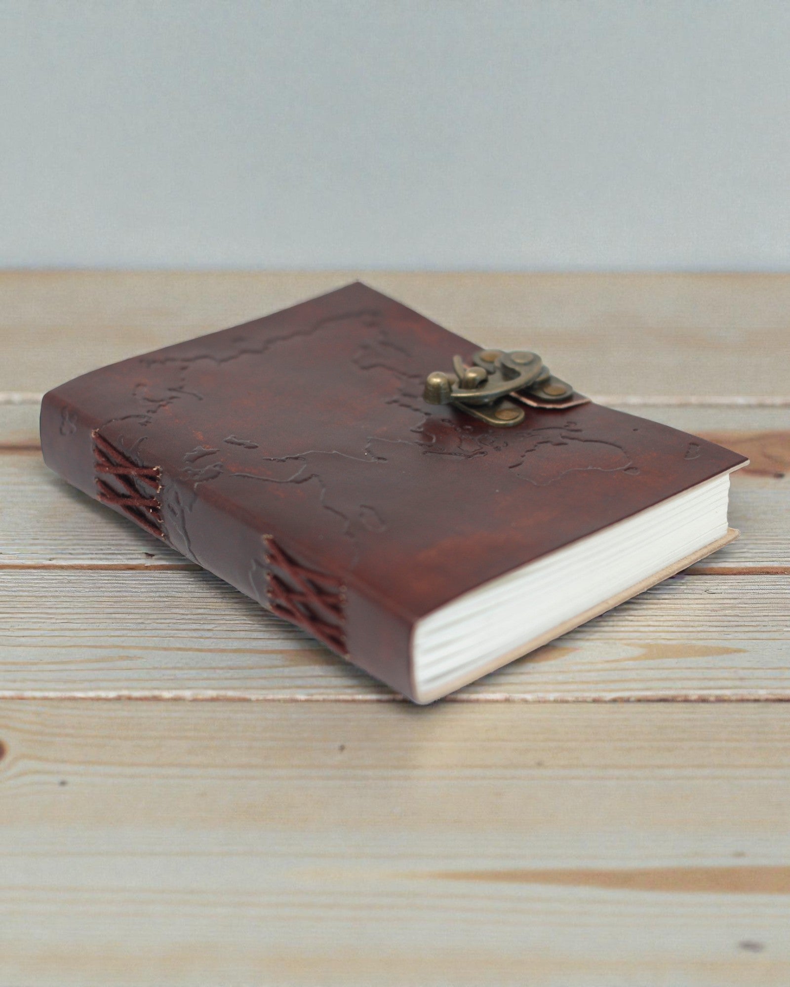 Terra Voyage – Leren notitieboek met in reliëf geperste wereldkaart