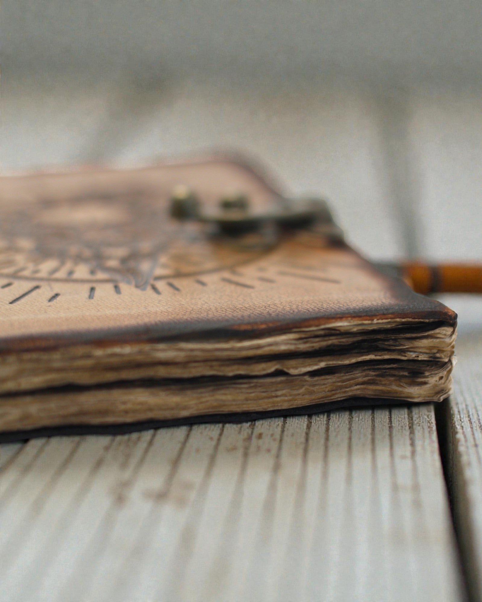 Noctis Zegel – Leren notitieboek met pentagram en schedel