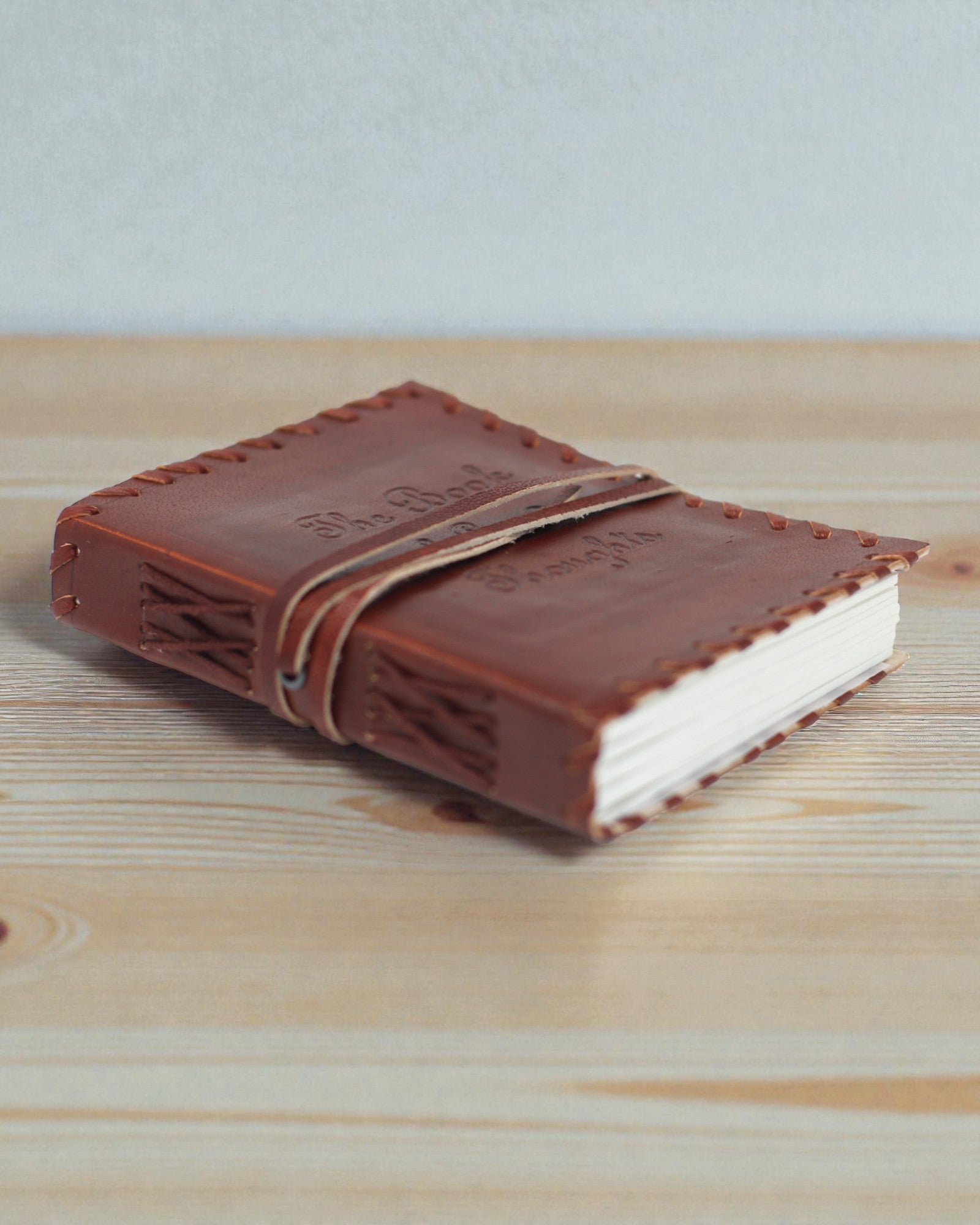 Leren gedachtennotitieboek met wikkelomslag (38,1x25,4 cm)