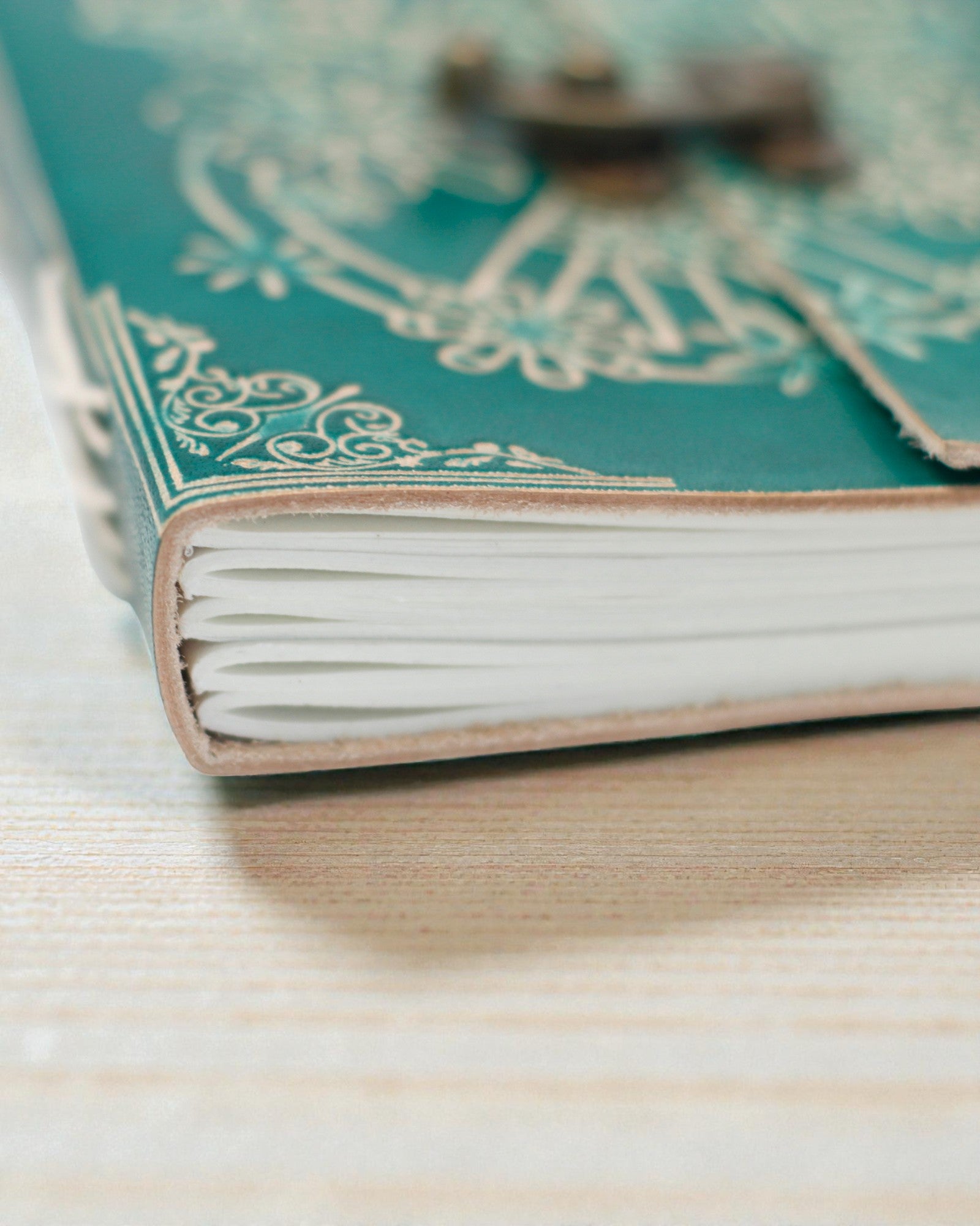 Turkoois leren notitieboek „Vrede” met rits – Harmonie & Rust (18 x 13 cm)