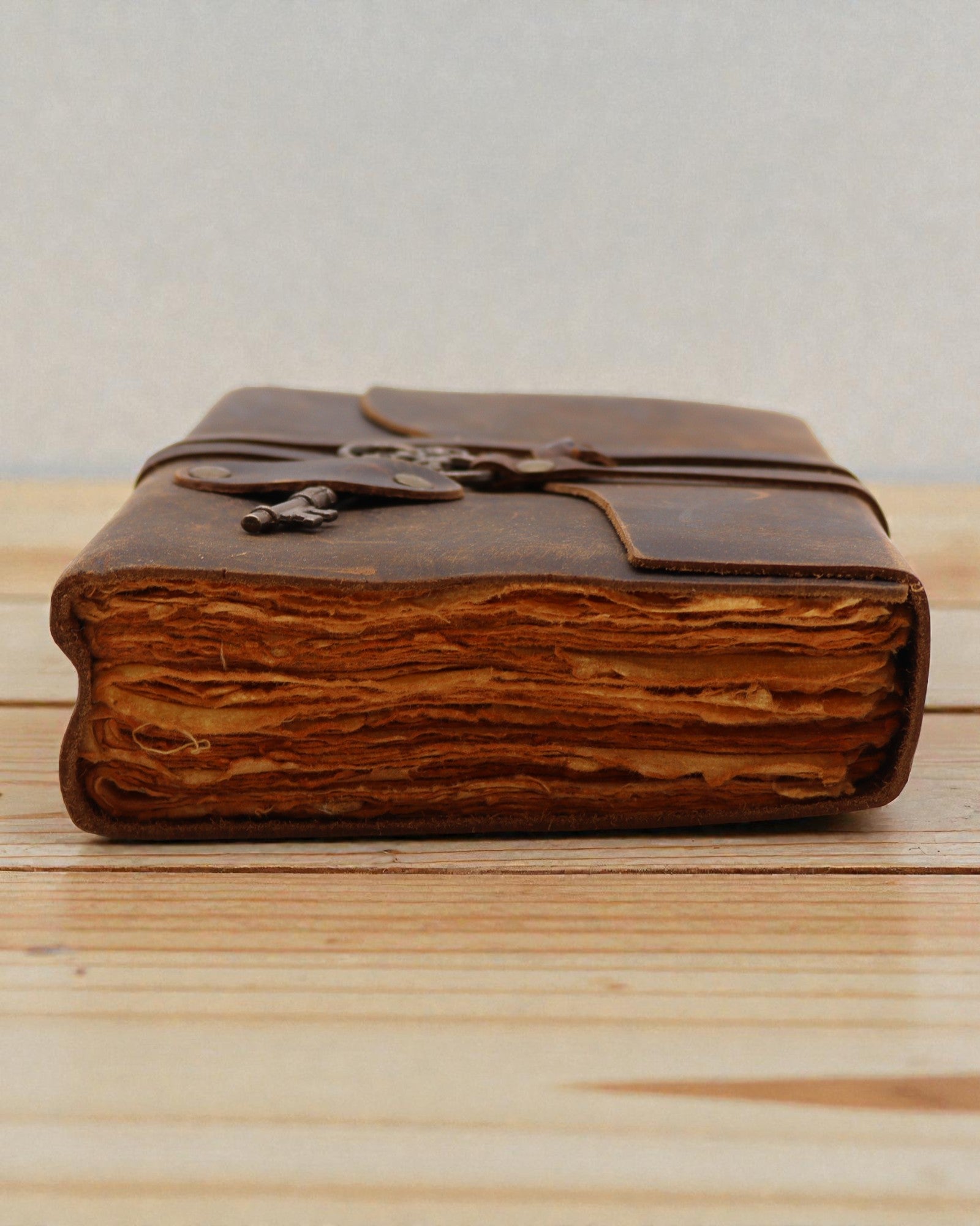 Notitieboek van geolied leer met sleutel voor geheimen – Dagboek in oude stijl 13 × 18 cm