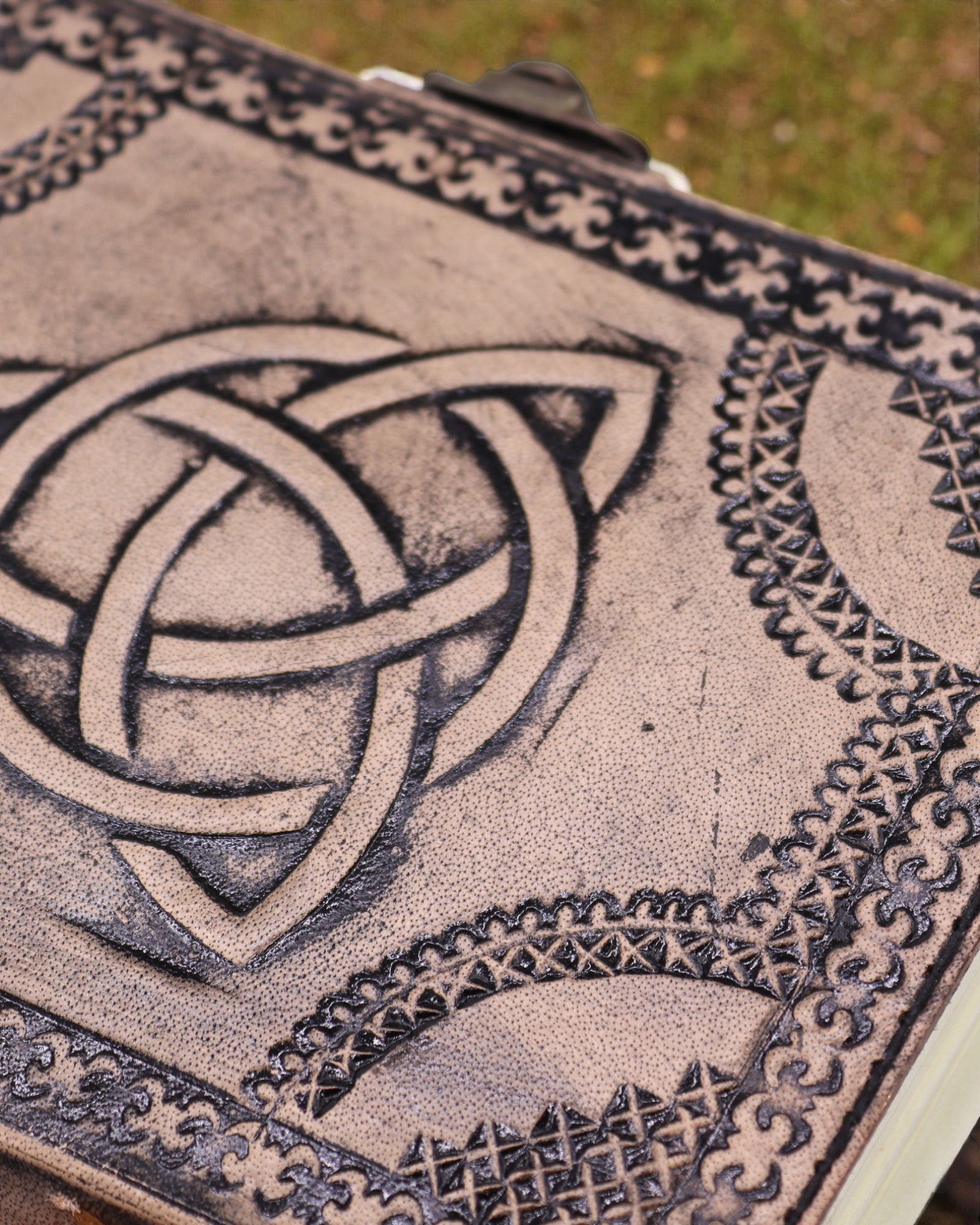 Leren esoterisch notitieboek Triquetra – 17,5 × 12,5 × 3 cm | 200 pagina's, genaaide randen