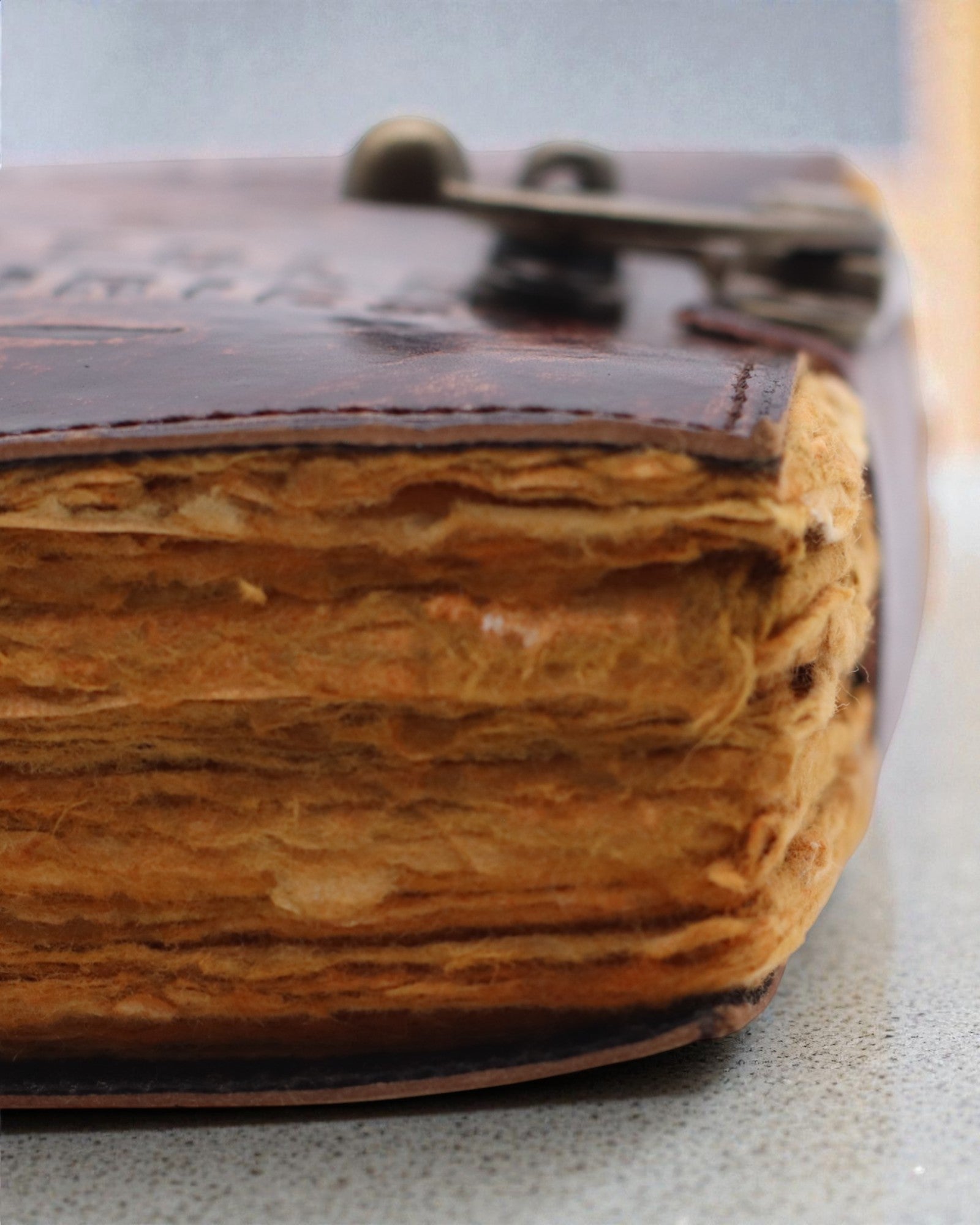 Antiqua Stories – leren notitieboek met verouderde bladzijden 15 × 10 cm, De notities van onvertelde verhalen