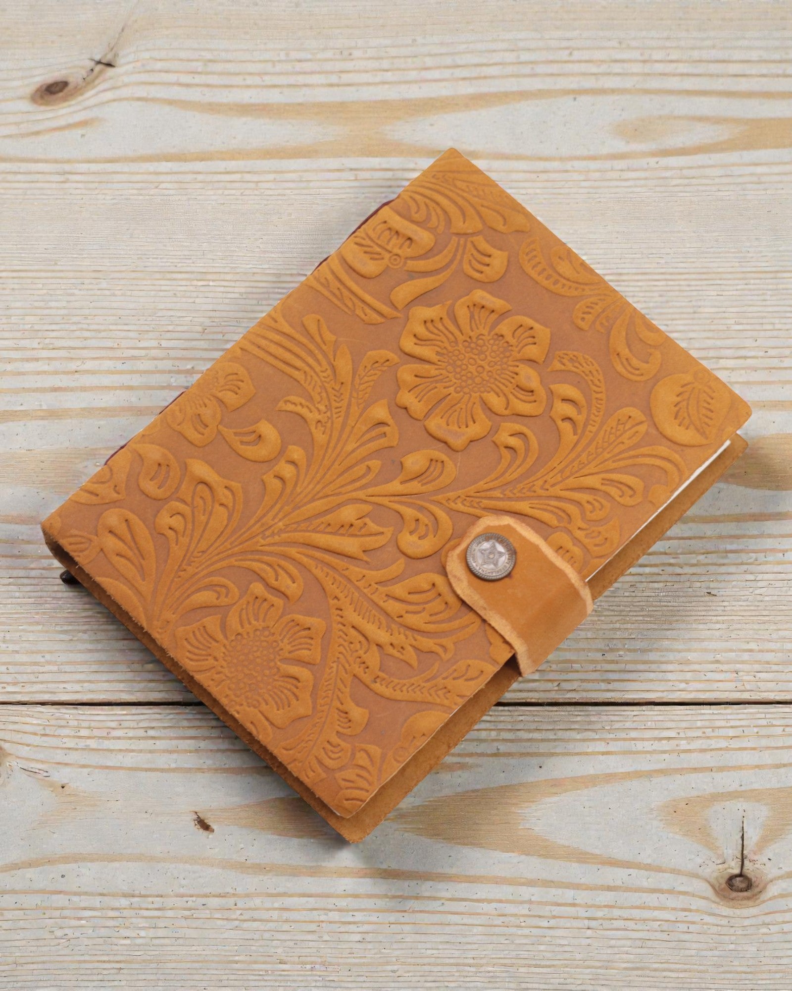 Leren notitieboek met bloemen in reliëf – bruin (17,8 x 12,7 cm)