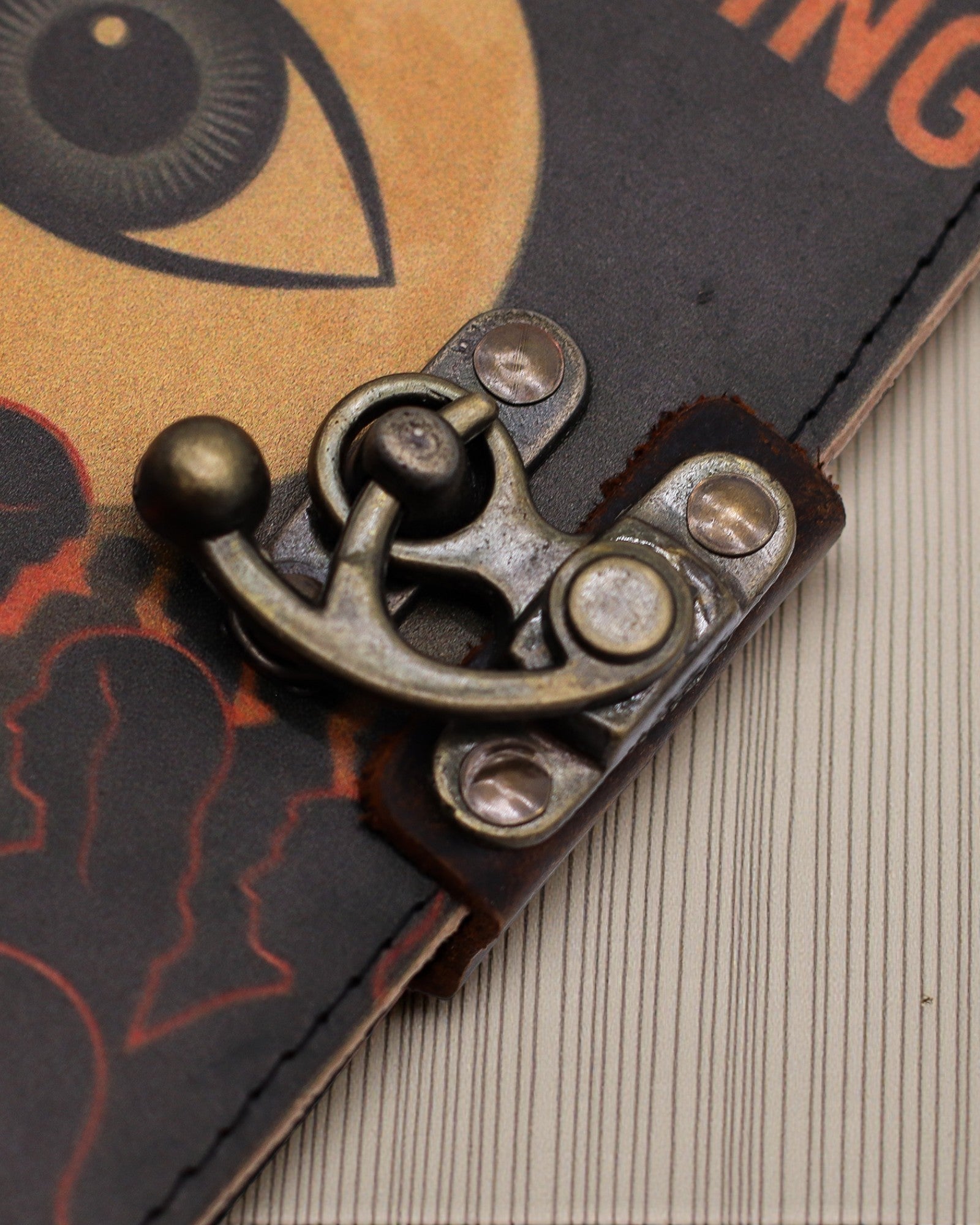 Leren notitieboek met opdruk – Stop met doemberichten lezen (17,8 × 12,7 cm)