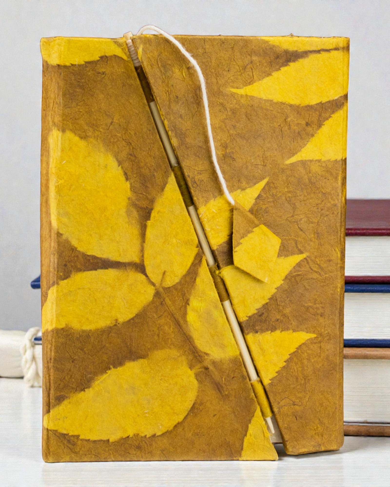 Lokta notitieboek met opvallend bloemmotief en bamboesluiting – Middelgroot (15x12cm) – 45 bladen – mosterdbruin