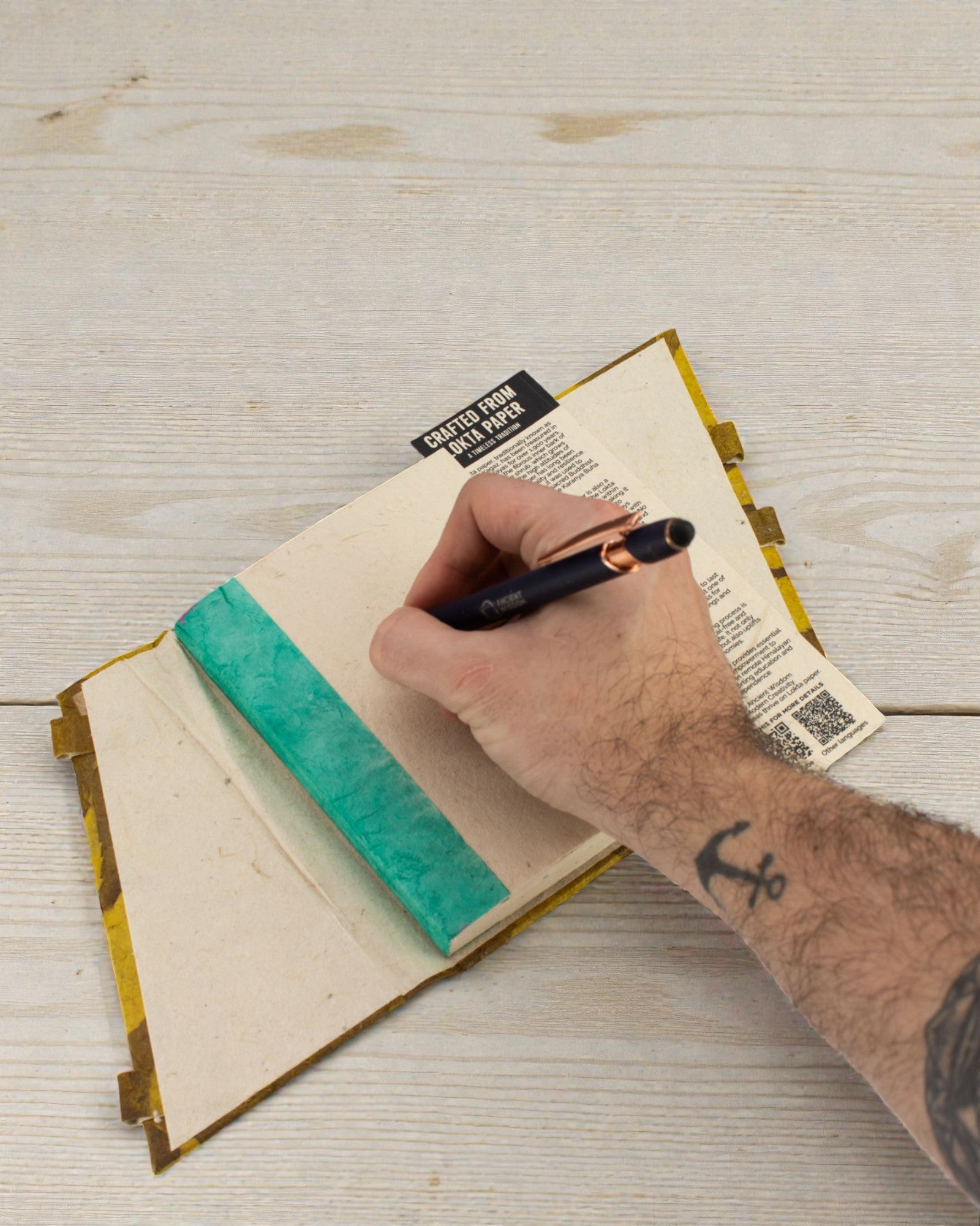 Lokta notitieboek met opvallend bloemmotief en bamboesluiting – Middelgroot (15x12cm) – 45 bladen – mosterdbruin