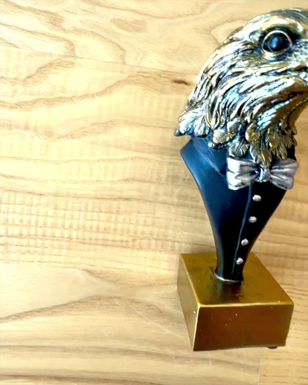 Beeldje van de Adelaarskop Büffel Warden – in Elegante Rokjas met Gravure-optie als cadeau