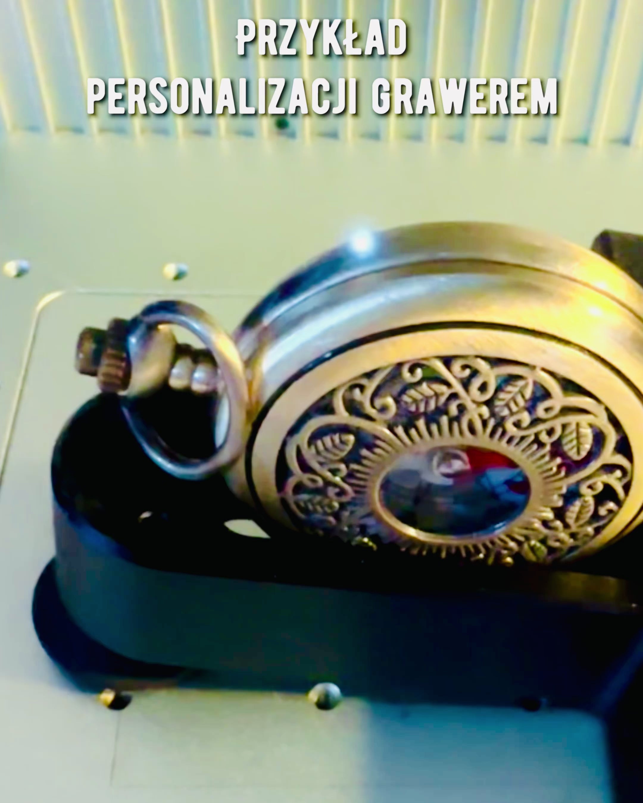 Vintage Stijl Navigatiekompas met Opengewerkt Patroon – bruin-gouden kleur