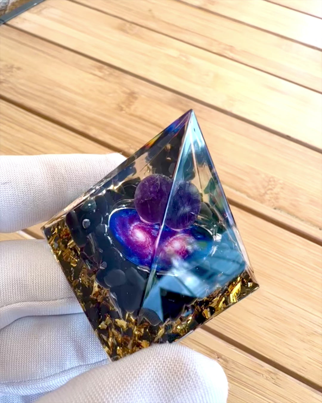 Orgonitische Energiepiramide van Kosmische Energie - Amulet met Amethist en Spaanders