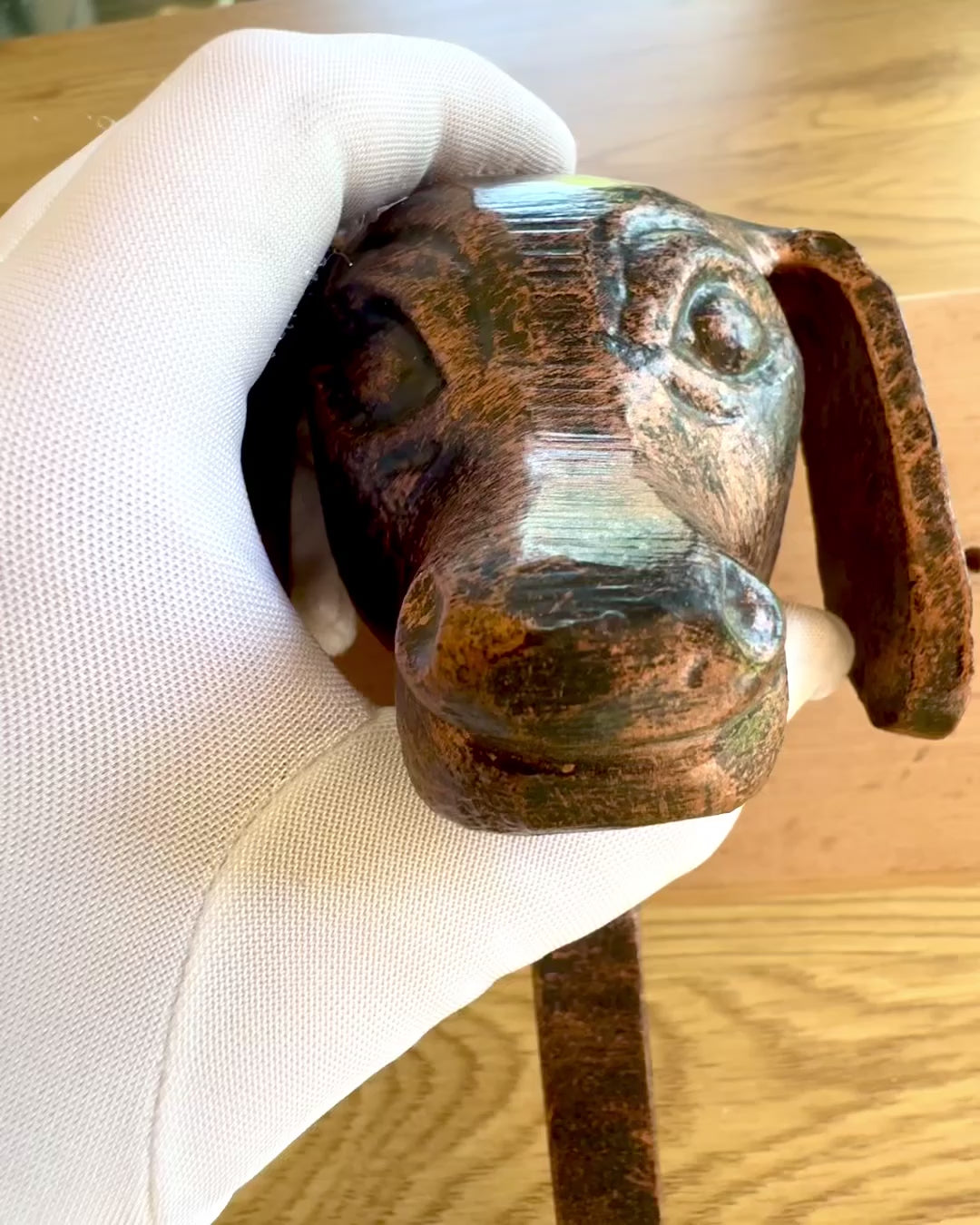 Messing kapstok Hond Vriend, handgemaakt, mogelijkheid tot personalisatie met gravure op hout