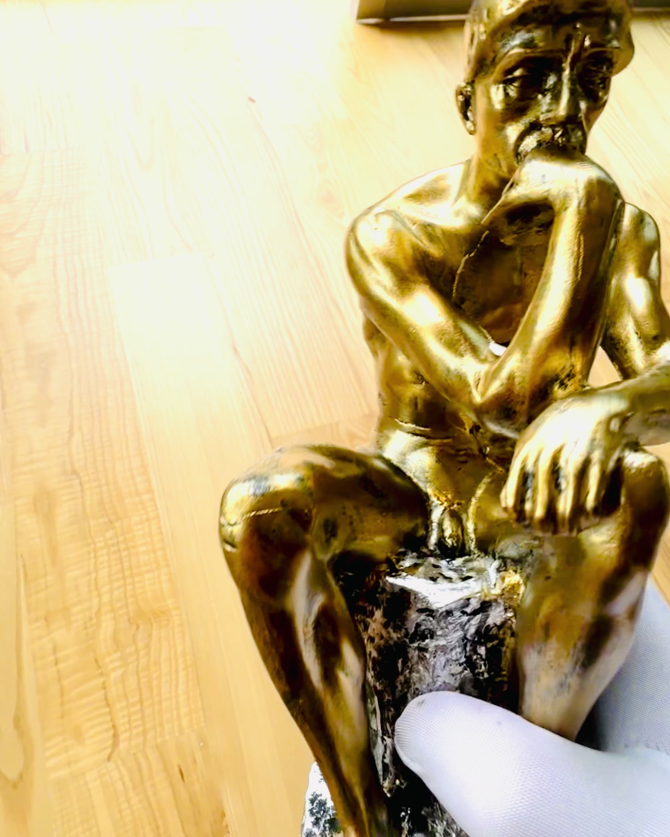 Gouden Denker - Beeldje van hars, personalisatie met gravure