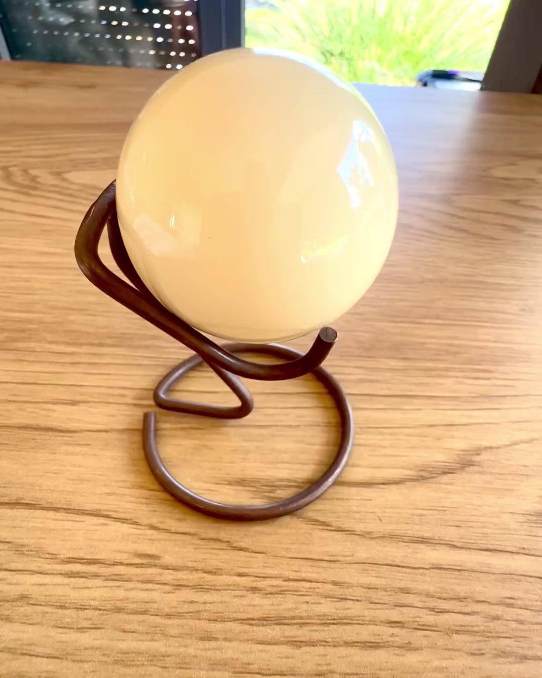 Biljartbal op een messing voetstuk, mogelijkheid tot personalisatie met gravure als cadeau