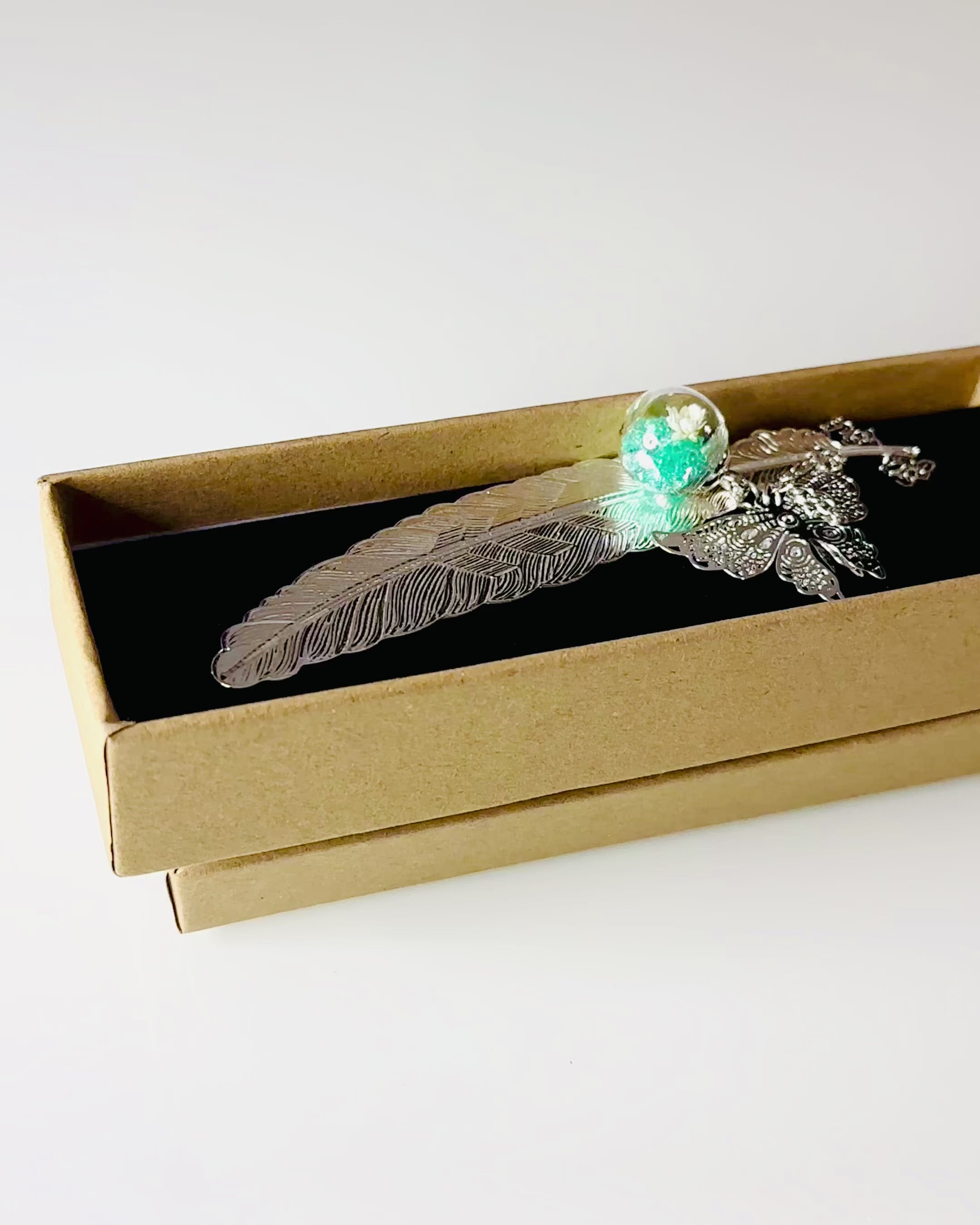 Creatieve Boekenlegger in Retro Stijl met Veer- en Vlindermotief – Elegant Promotiegeschenk, Kleur Zilver/Blauw