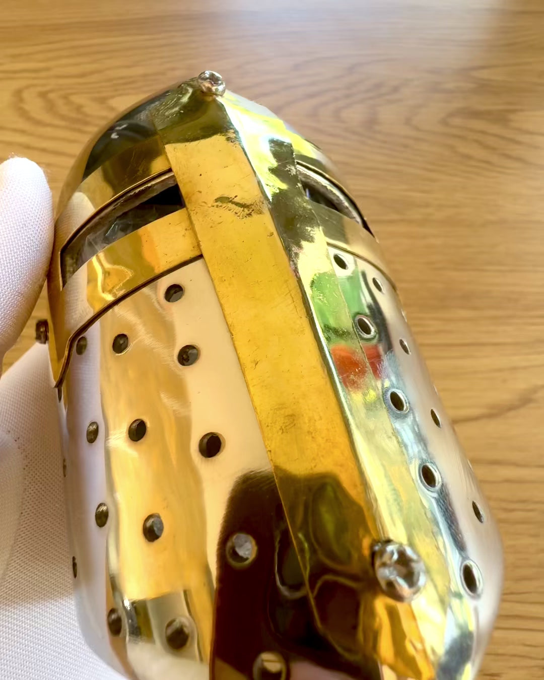 Mini Ridderhelm „Guardian” van messing – handgemaakt, 12 cm, mogelijkheid tot personalisatie met gravure als cadeau