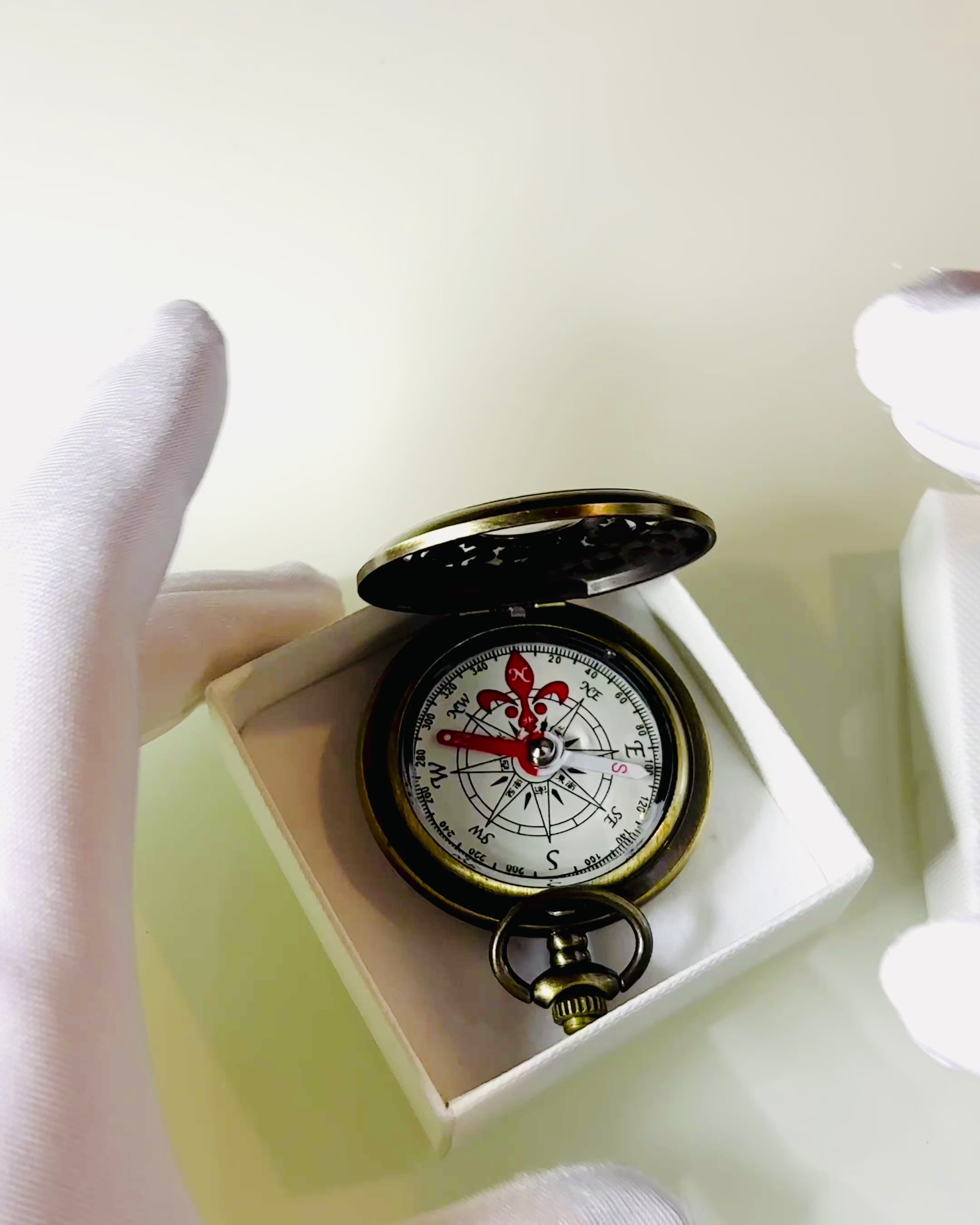 Vintage Stijl Navigatiekompas met Opengewerkt Patroon – bruin-gouden kleur