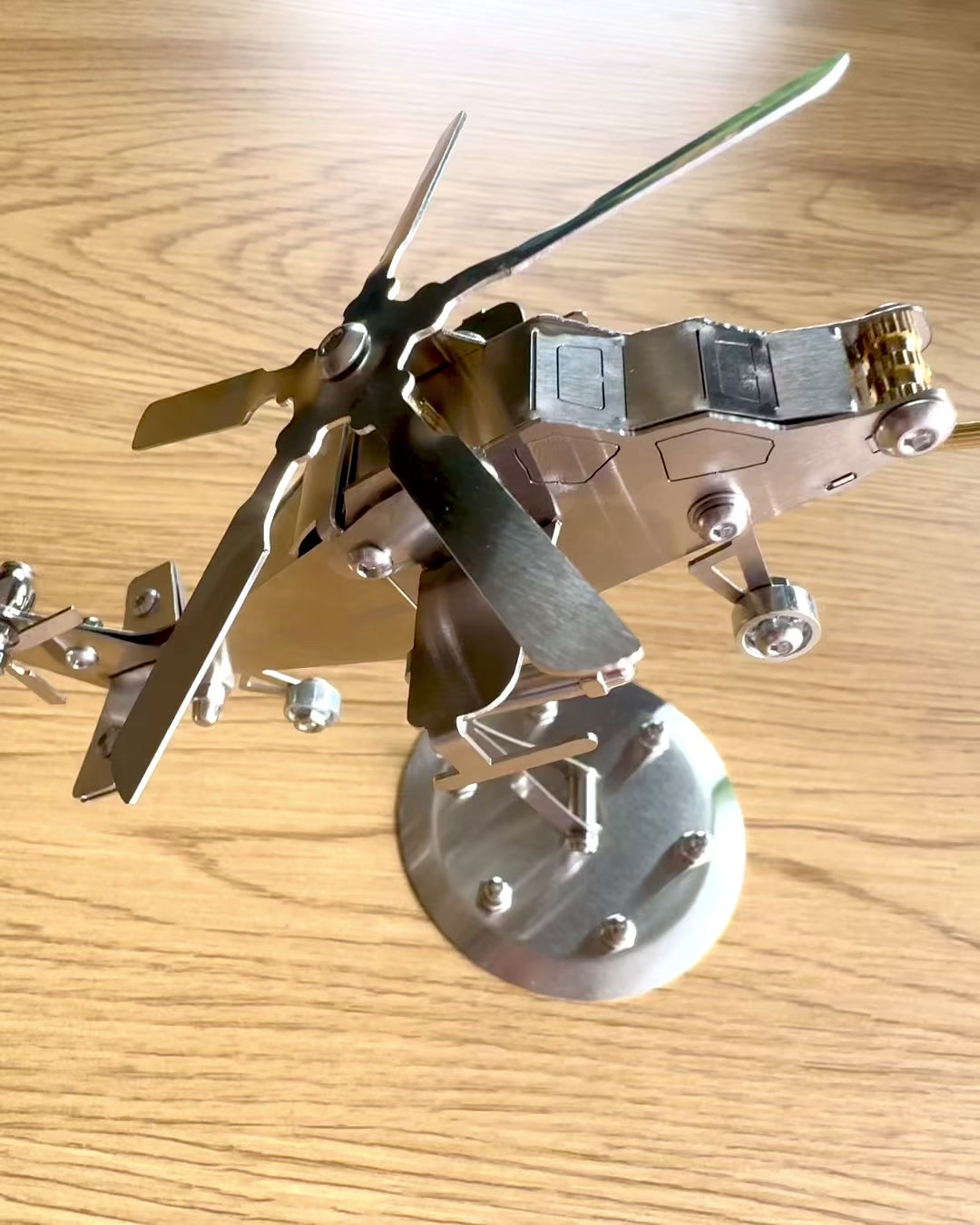 Metalen Model Helikopter „SkyRider” – Verstelbare Bureaustandaard met gepersonaliseerde gravure als cadeau