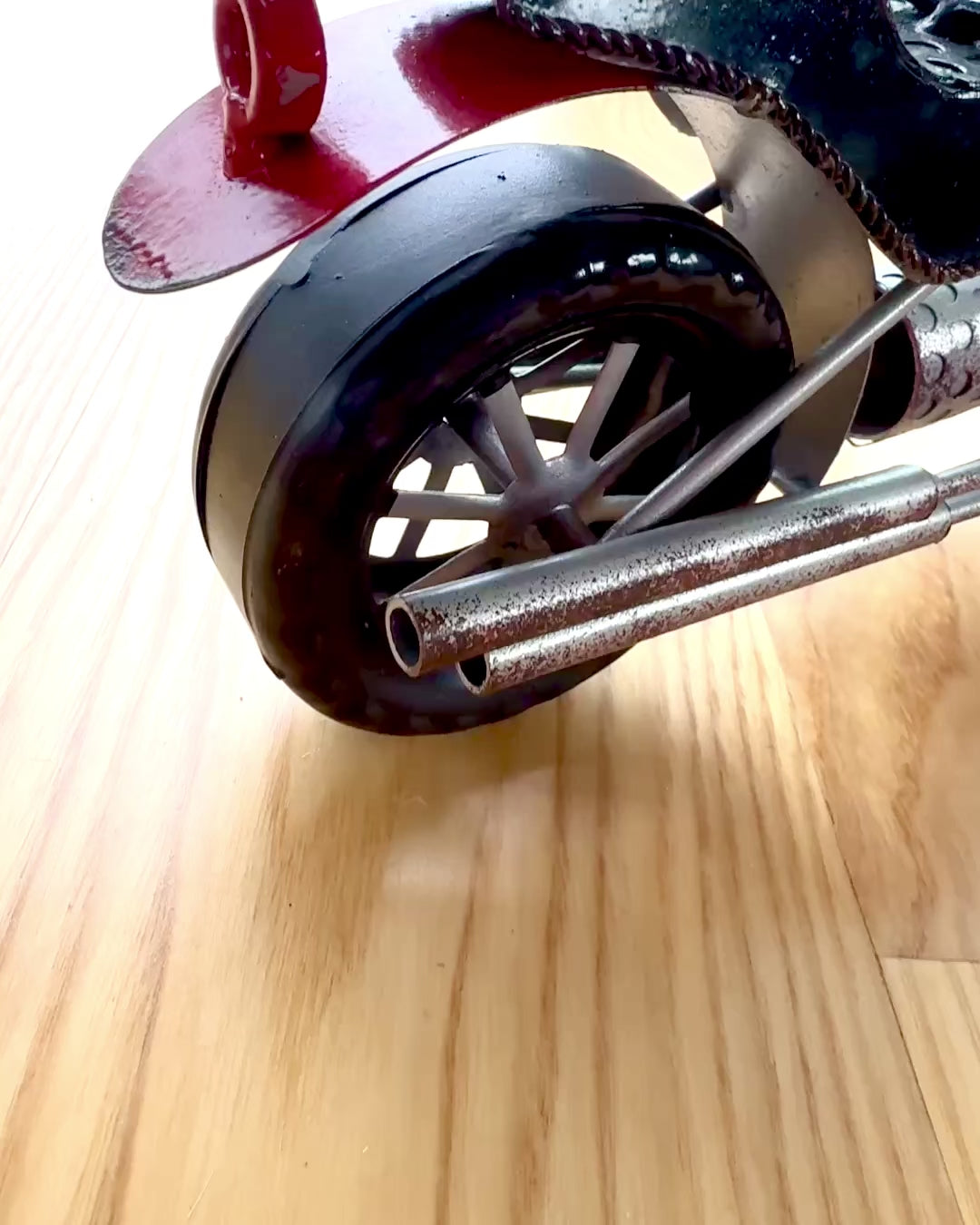 Metalen Wijnrek 40 cm lang, in de vorm van een motorfiets met de mogelijkheid tot graveren als cadeau