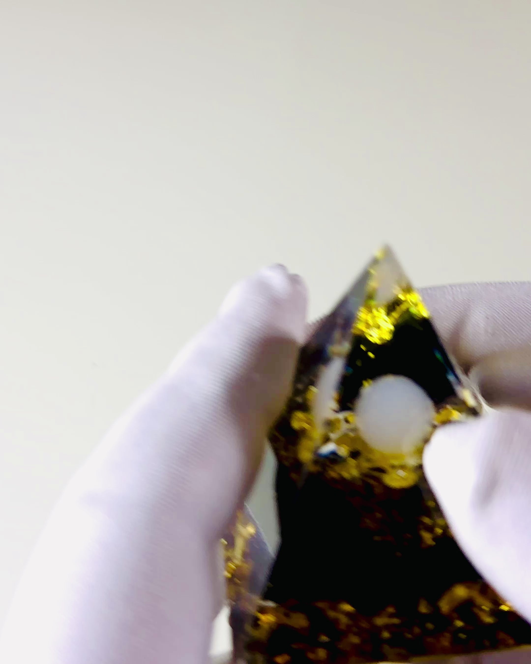 Orgoniet Piramide met Obsidiaan – Chakra Energie Generator, Reiki Meditatie Hulpmiddel met Natuurlijke Steen