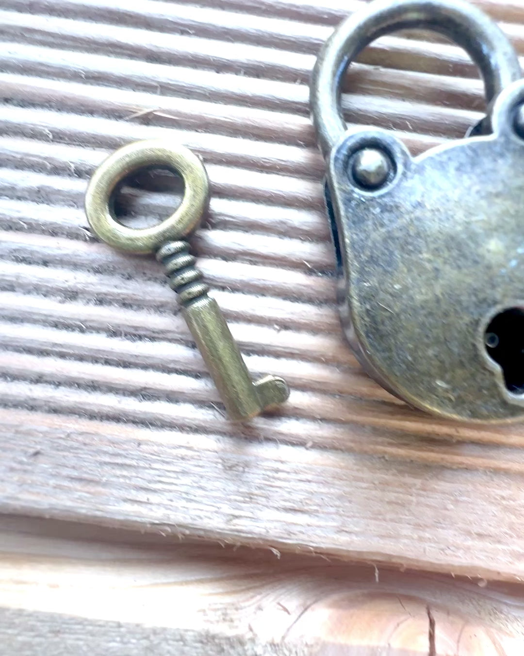 Miniatuurliefdessloten - Set van 2 gegraveerde retro slotjes, personalisatie als cadeau