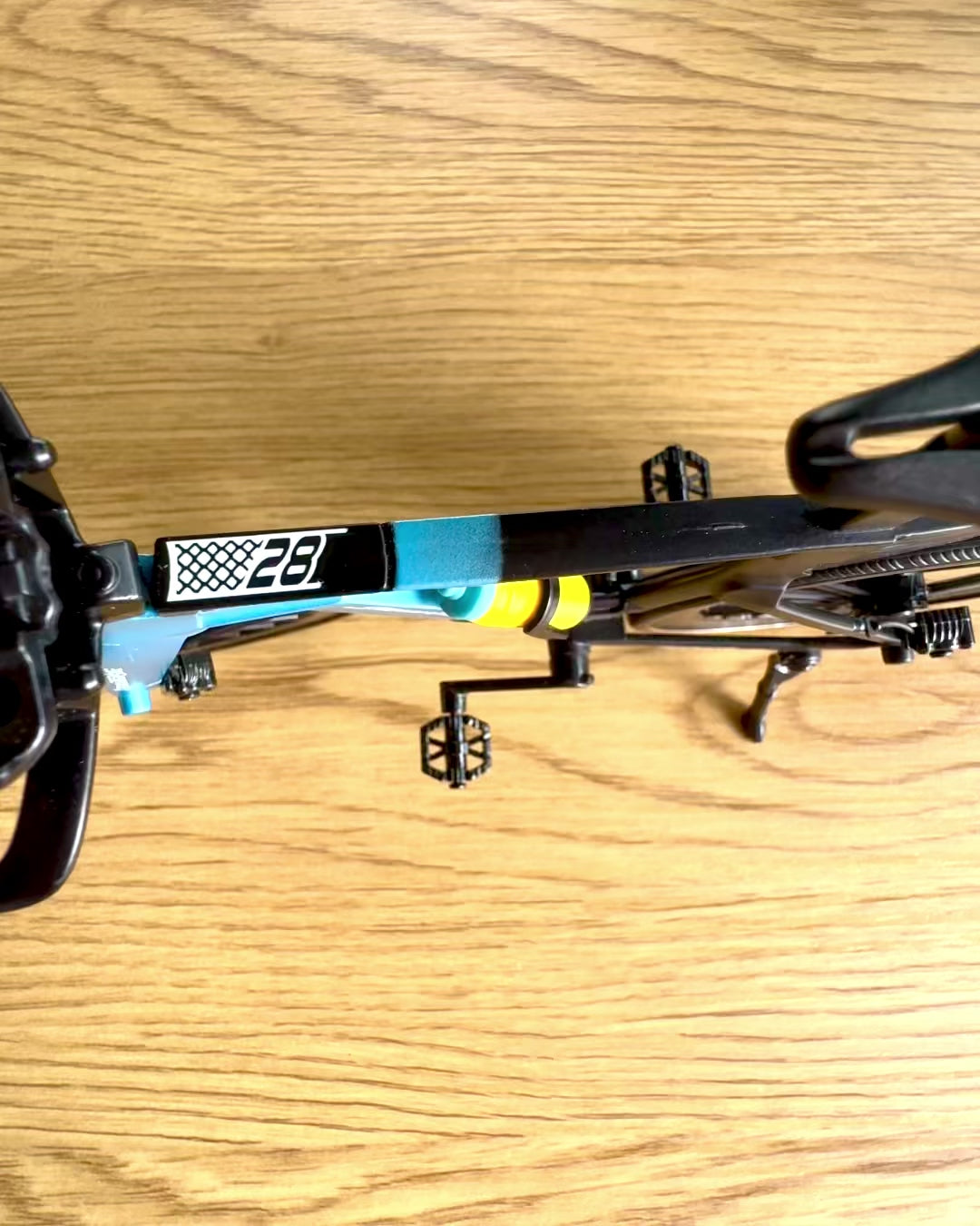 Miniatuurmodel van een triatlonfiets "SpeedStorm 1.2" personalisatie met gravure als cadeau