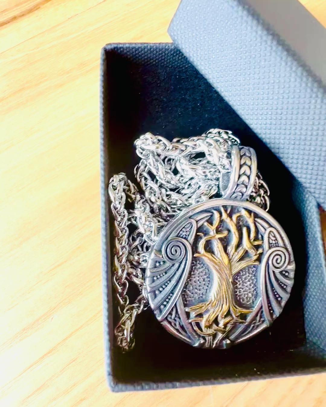 Ketting "Levensboom" van roestvrij staal met personalisatie, met het symbool Aegishjalmur, (Helm van Ontzag)