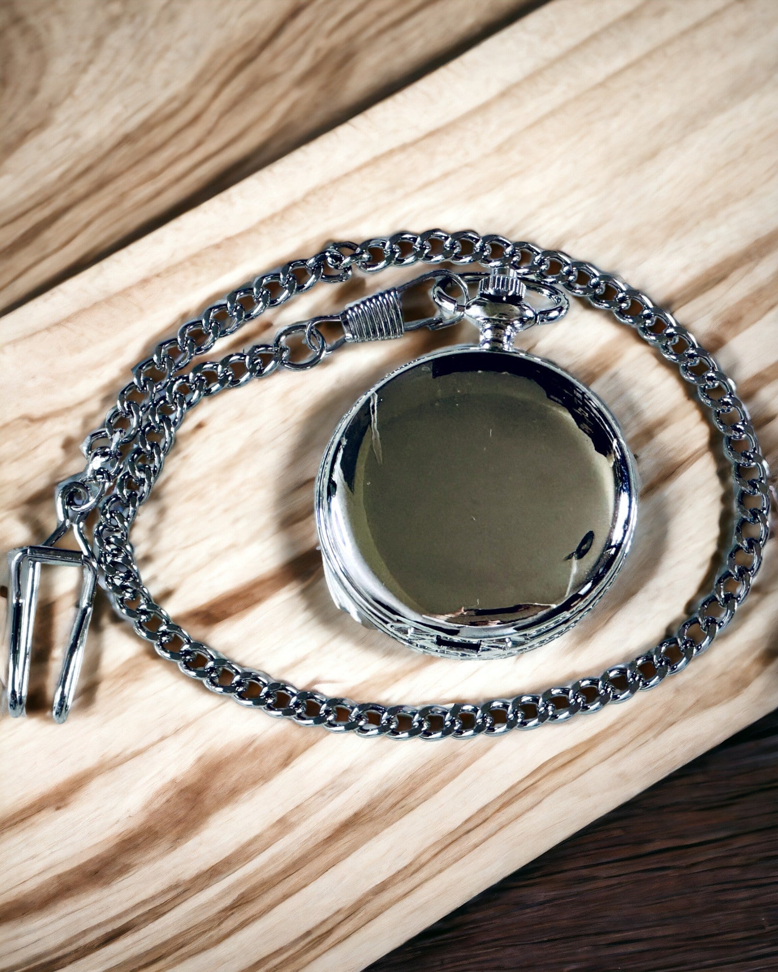 Zakkompas Zilver in Retro Stijl met Opengewerkt Patroon – Elegant en Praktisch. Gravure