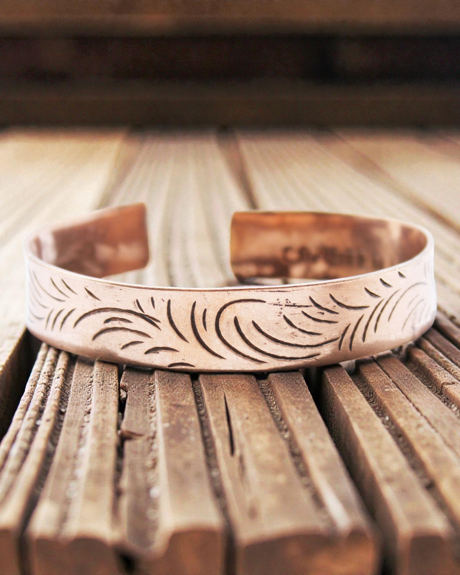 Tibetaanse koperen armband Tribal Flow – Brede krullen