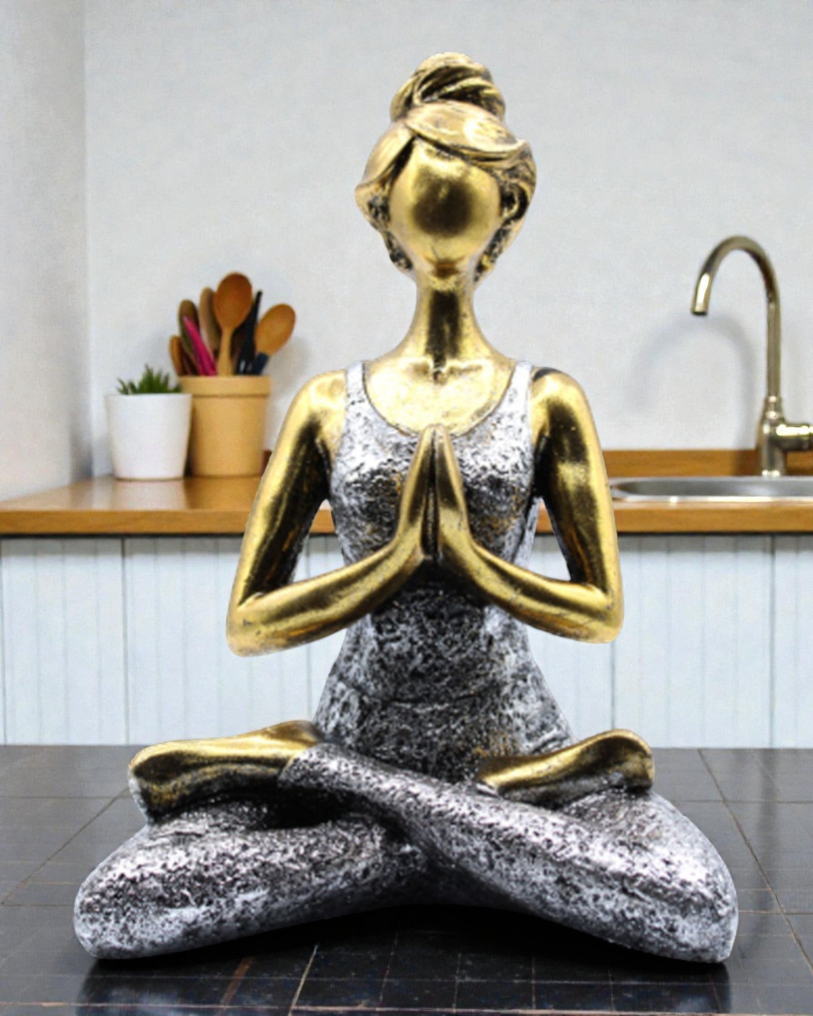 Vrouwenbeeldje 24 cm – Yoga goud-zilveren klassiek