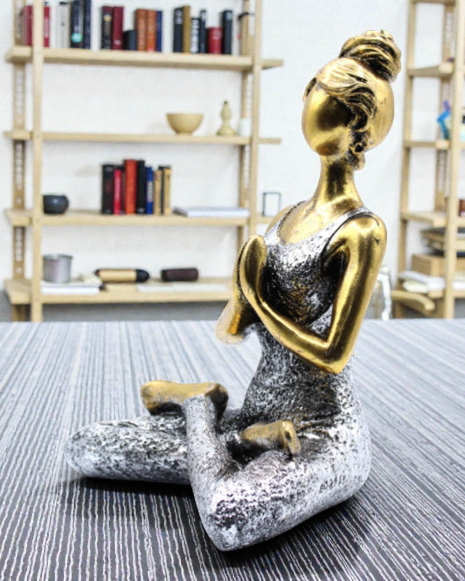 Vrouwenbeeldje 24 cm – Yoga goud-zilveren klassiek