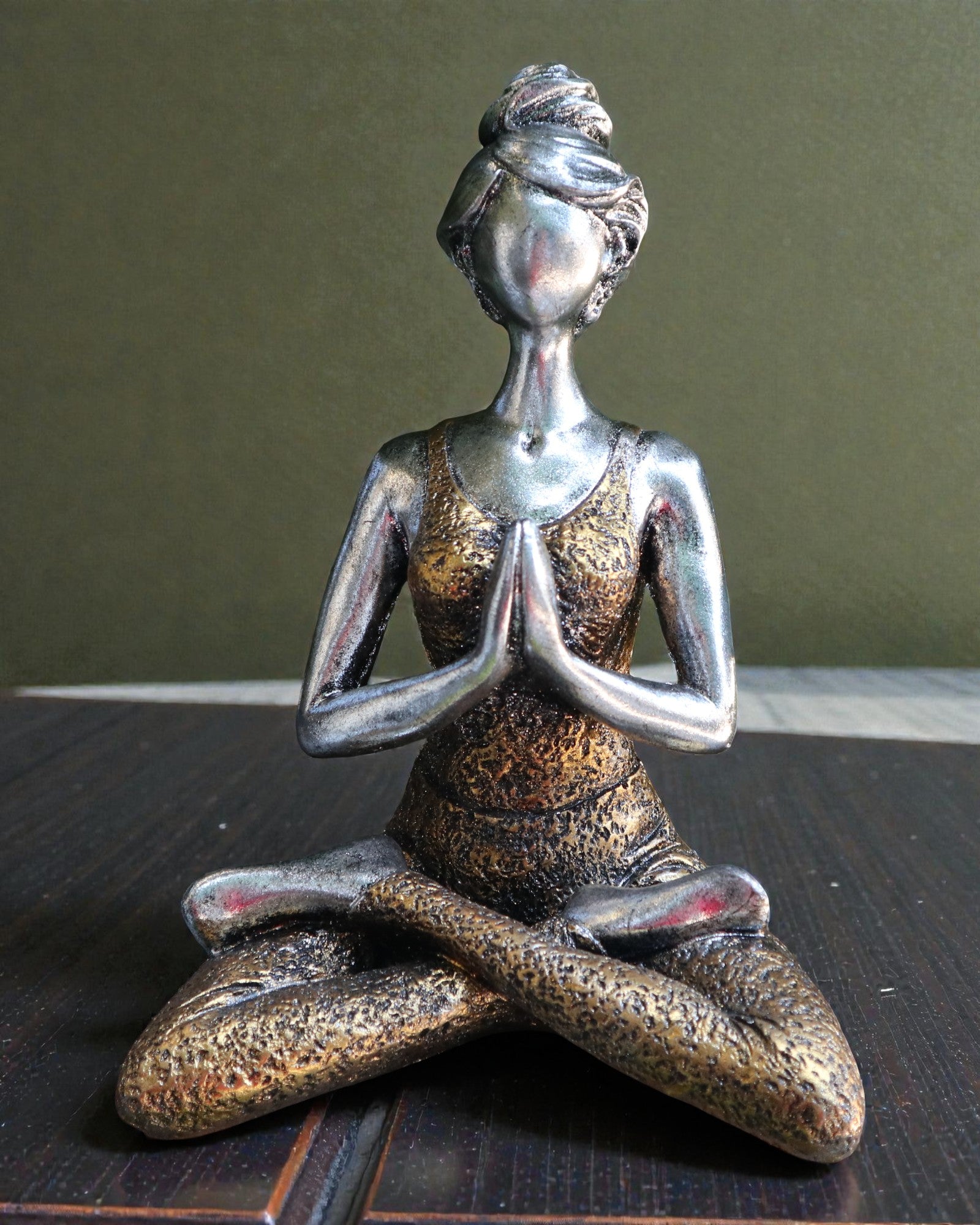 Vrouwenbeeldje 24 cm – Yoga zilver-gouden balans
