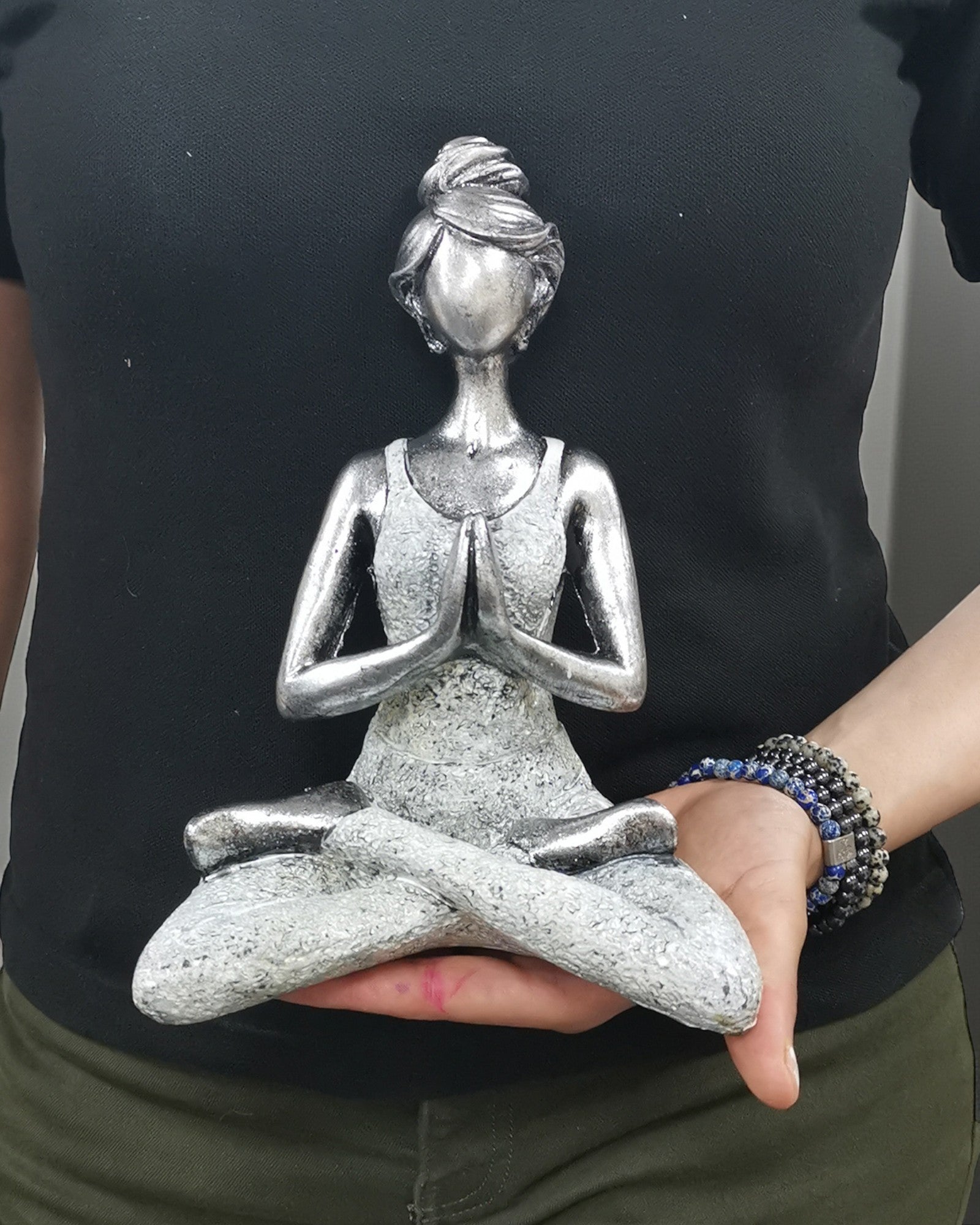Vrouwenbeeldje 24 cm – Yoga Zilver-Witte Zuiverheid