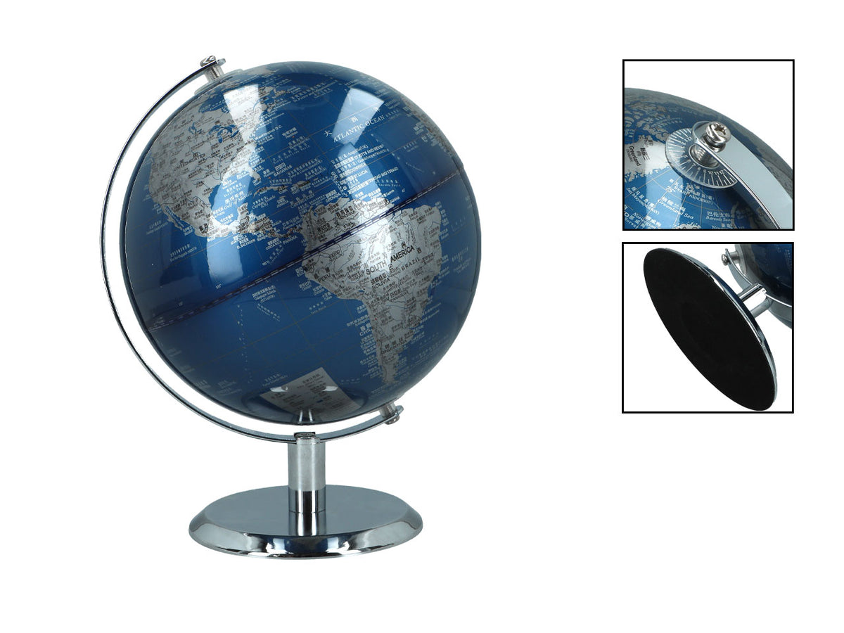 Kleine decoratieve wereldbol in blauw-zilveren kleurstelling met mogelijkheid tot personalisatie met gravure, ideaal als cadeau, hoogte 20 cm, elegante decoratie voor de woonkamer met geografische namen in het Engels en Chinees.