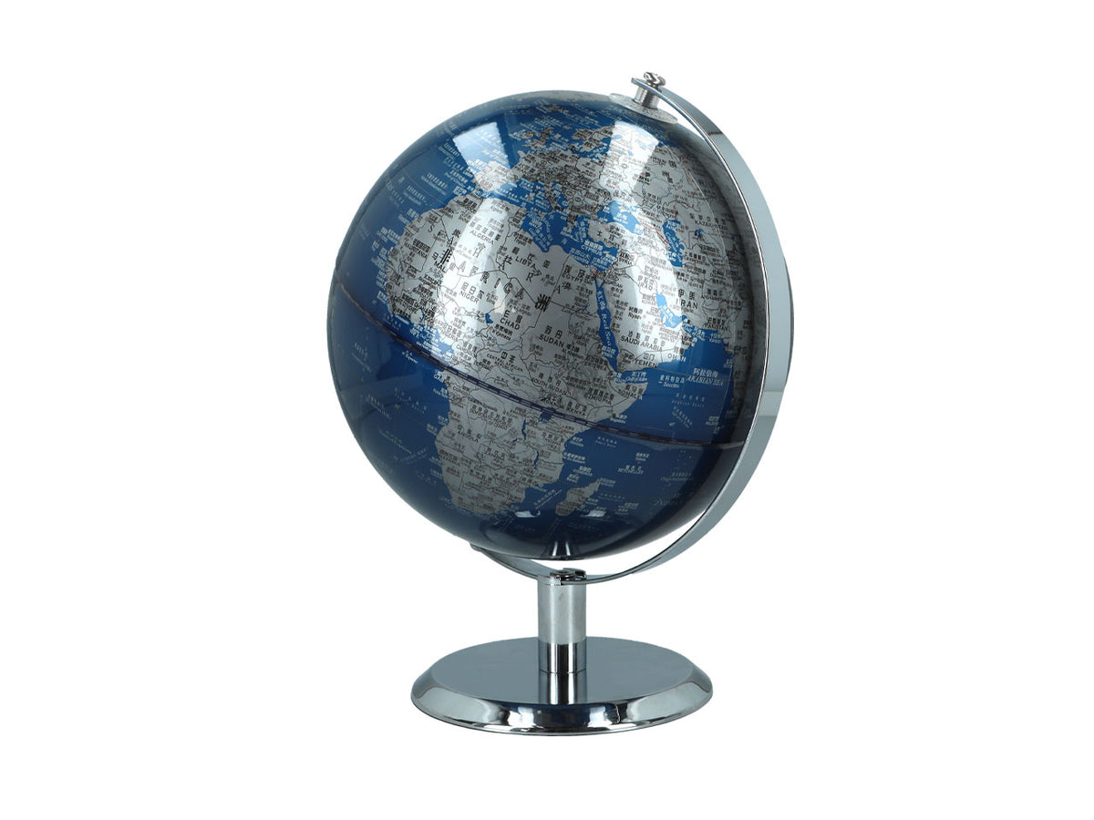Kleine decoratieve wereldbol in blauw-zilveren kleurstelling met mogelijkheid tot personalisatie met gravure, ideaal als cadeau, hoogte 20 cm, elegante decoratie voor de woonkamer met geografische namen in het Engels en Chinees.